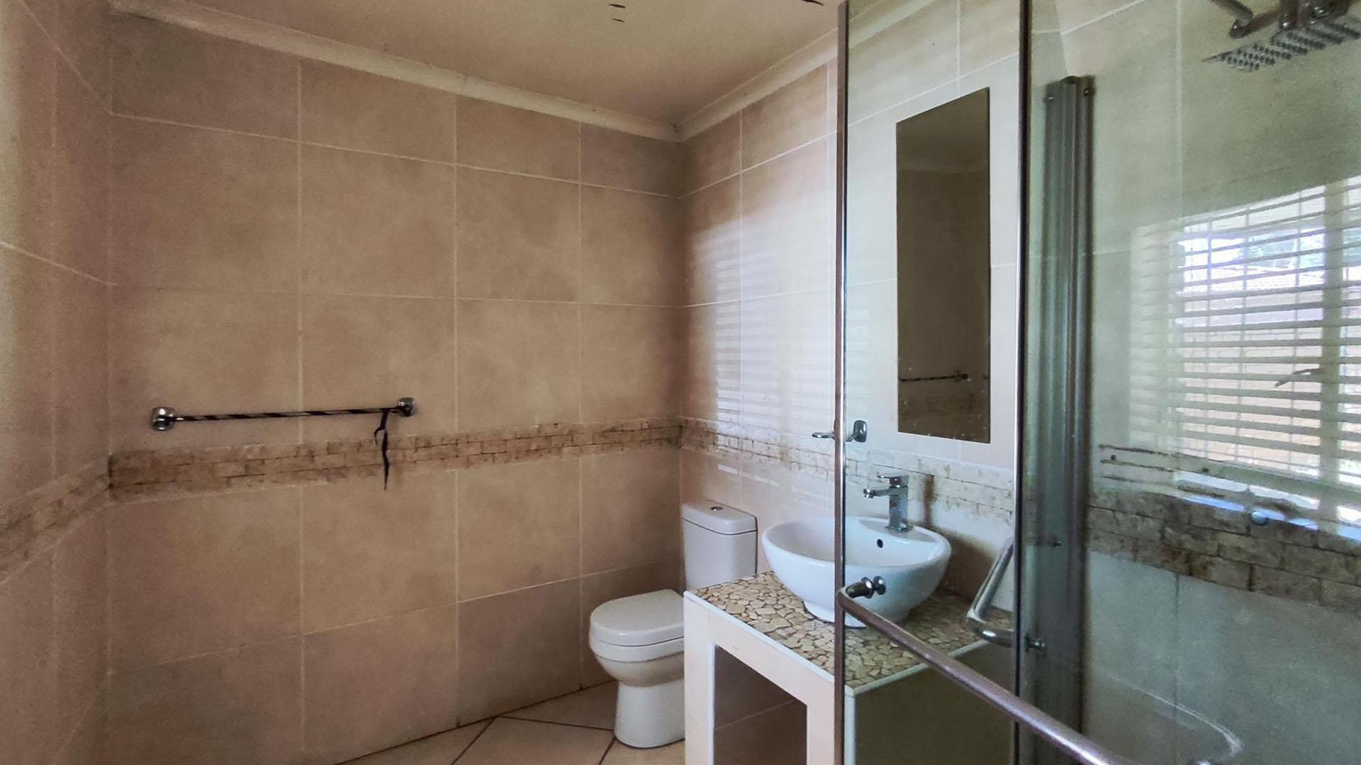Bathroom 1 - 5 square meters of property in Terenure