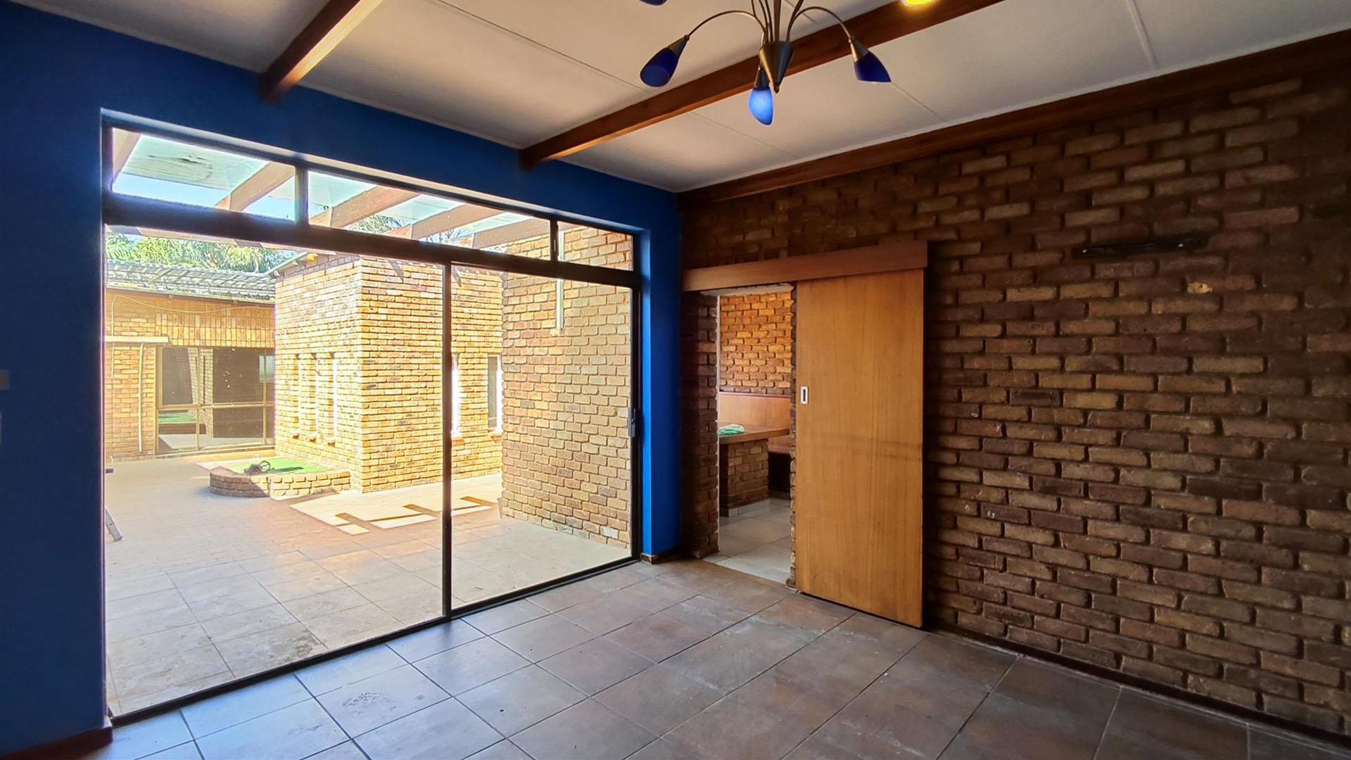 Informal Lounge - 15 square meters of property in Terenure