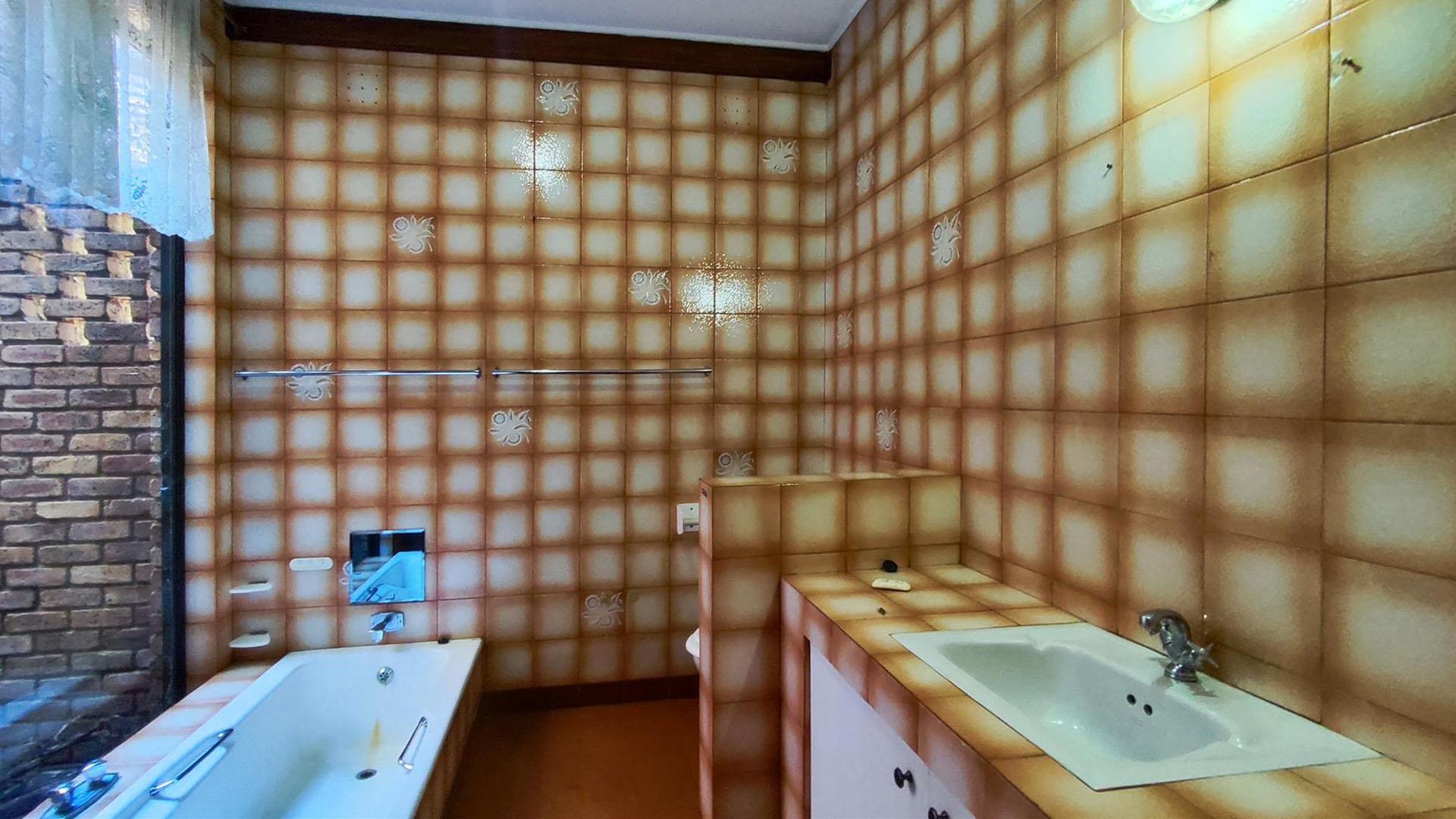 Main Bathroom - 8 square meters of property in Terenure