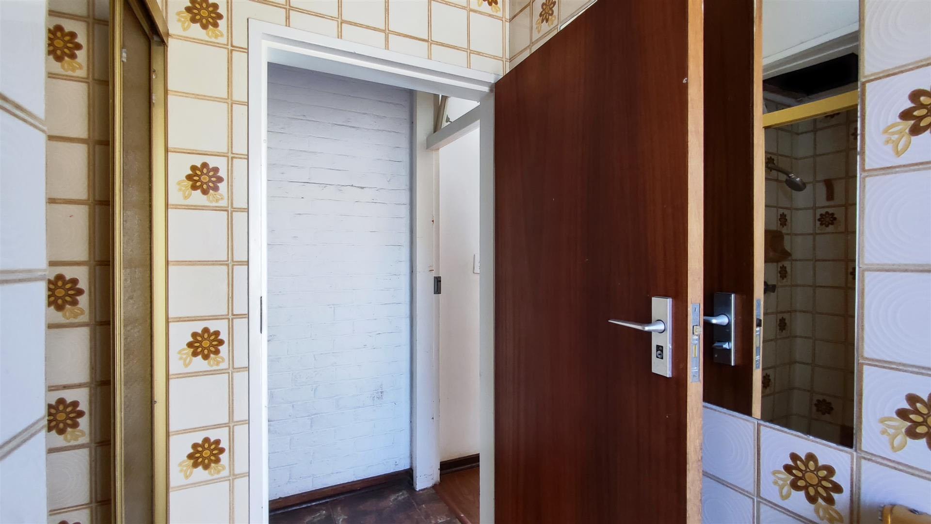 Bathroom 3+ - 6 square meters of property in Terenure