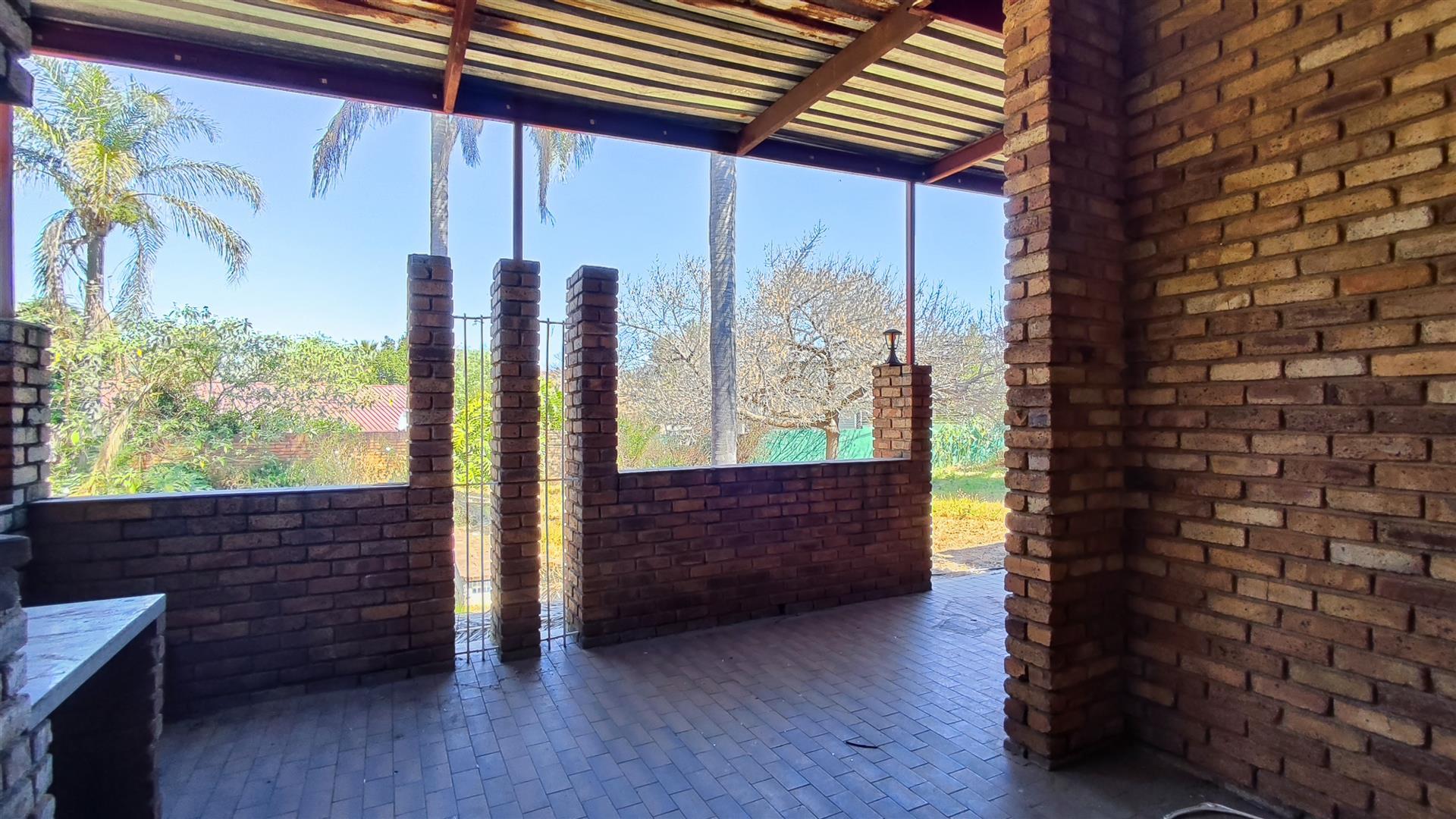 Patio - 28 square meters of property in Terenure