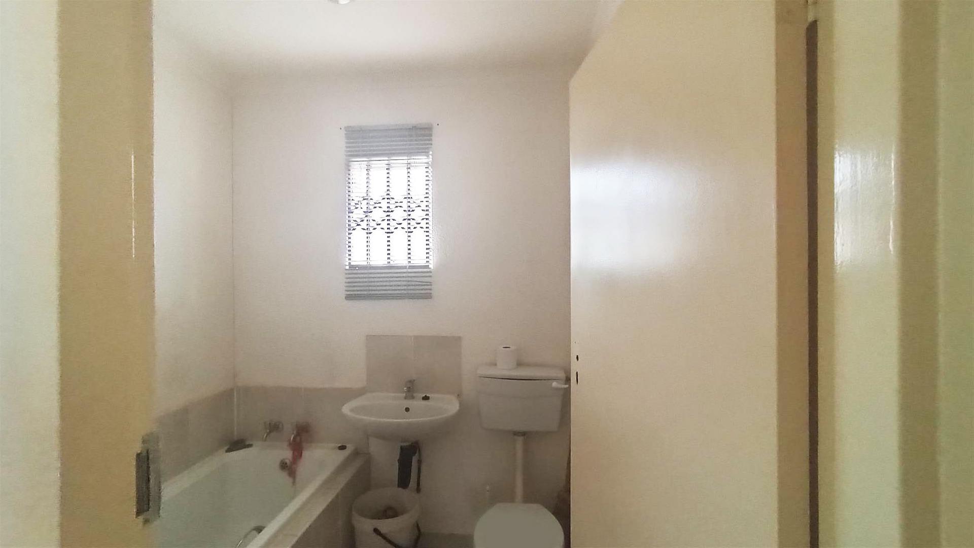 Bathroom 1 - 4 square meters of property in Stretford