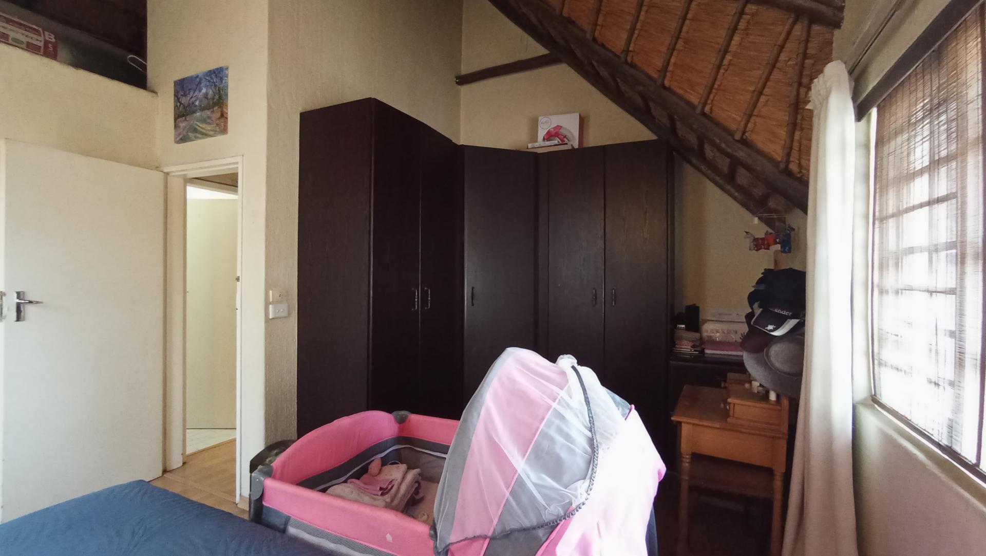 Main Bedroom - 17 square meters of property in Buccleuch