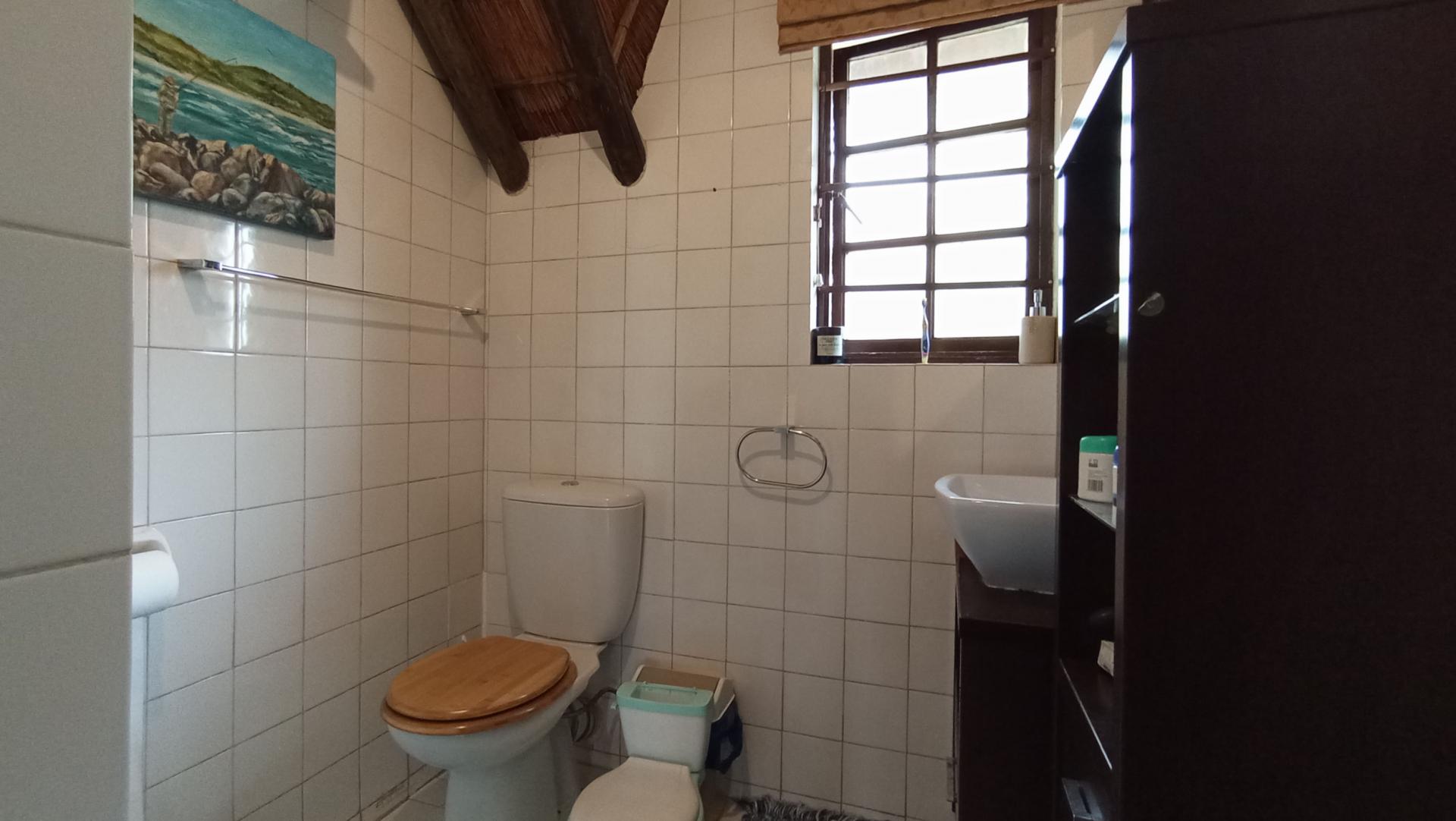 Main Bathroom - 5 square meters of property in Buccleuch