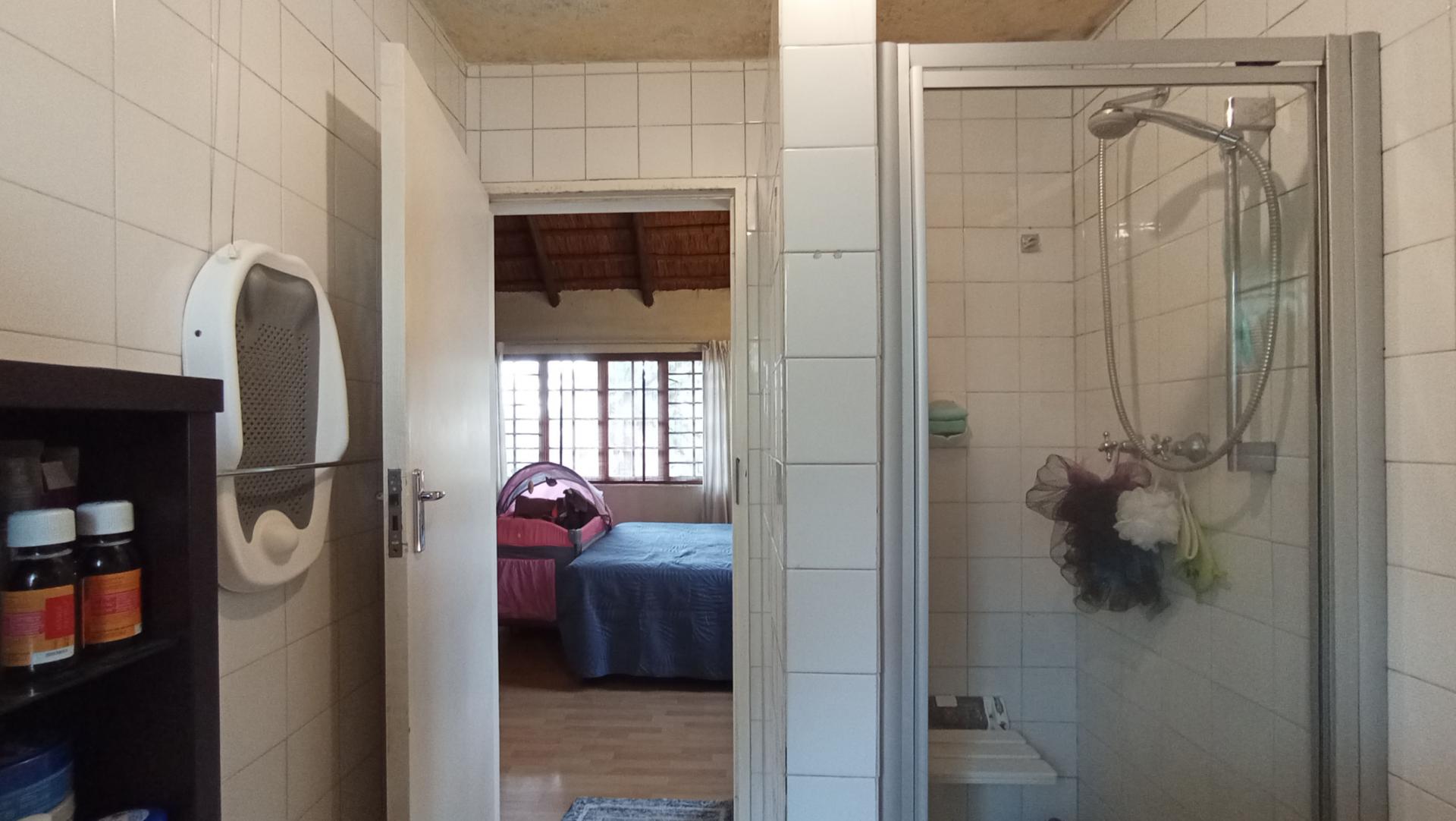 Main Bathroom - 5 square meters of property in Buccleuch