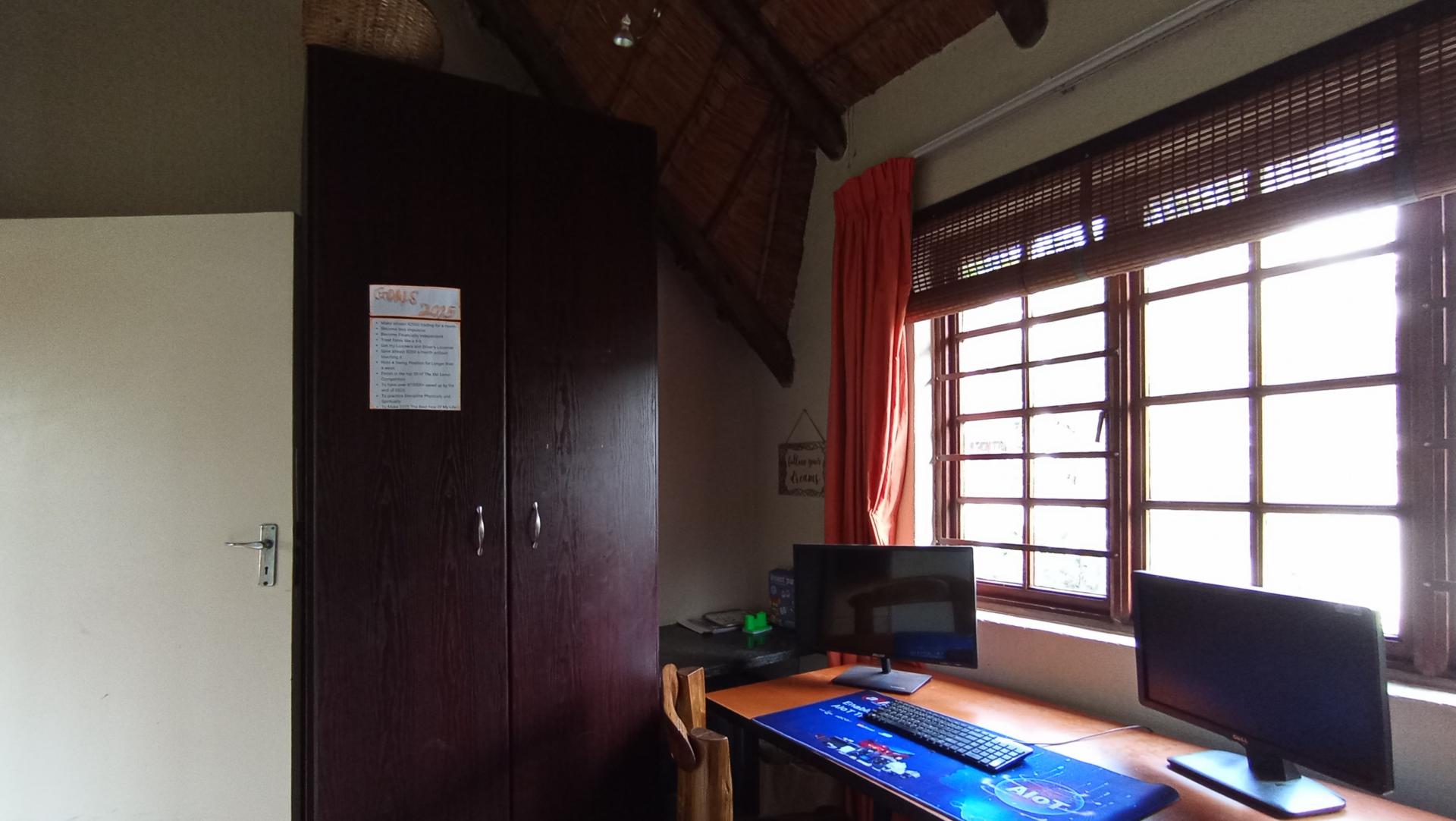 Bed Room 2 - 9 square meters of property in Buccleuch