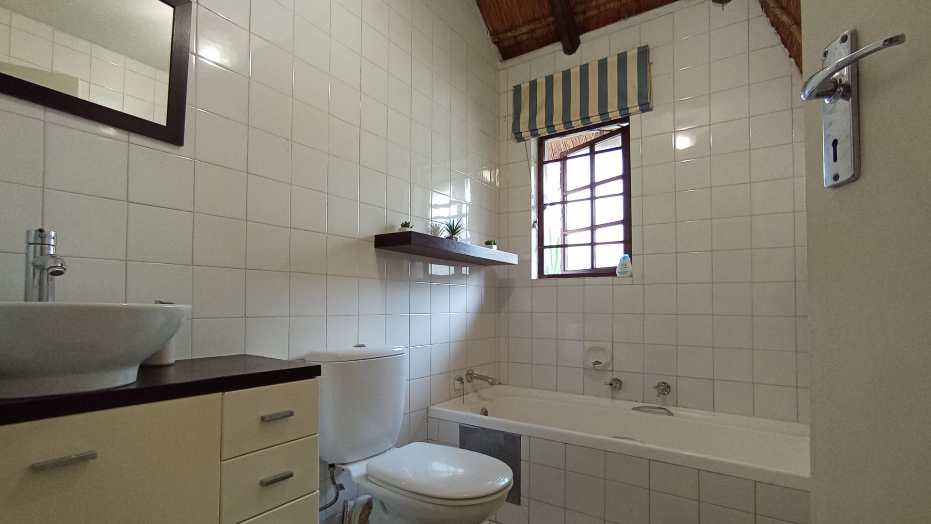 Bathroom 1 - 5 square meters of property in Buccleuch