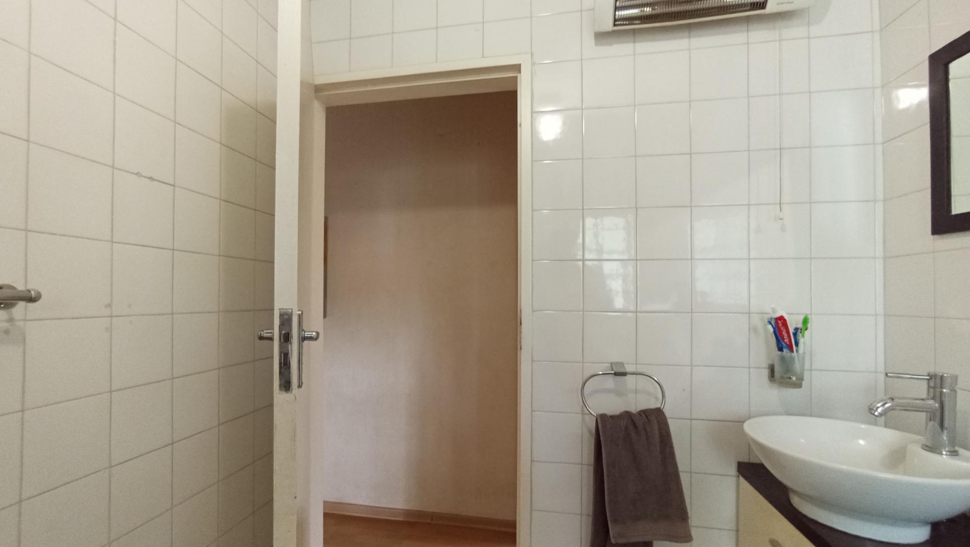 Bathroom 1 - 5 square meters of property in Buccleuch