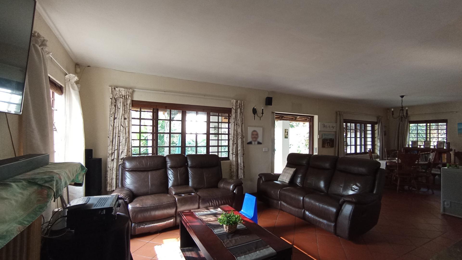Lounges - 13 square meters of property in Buccleuch