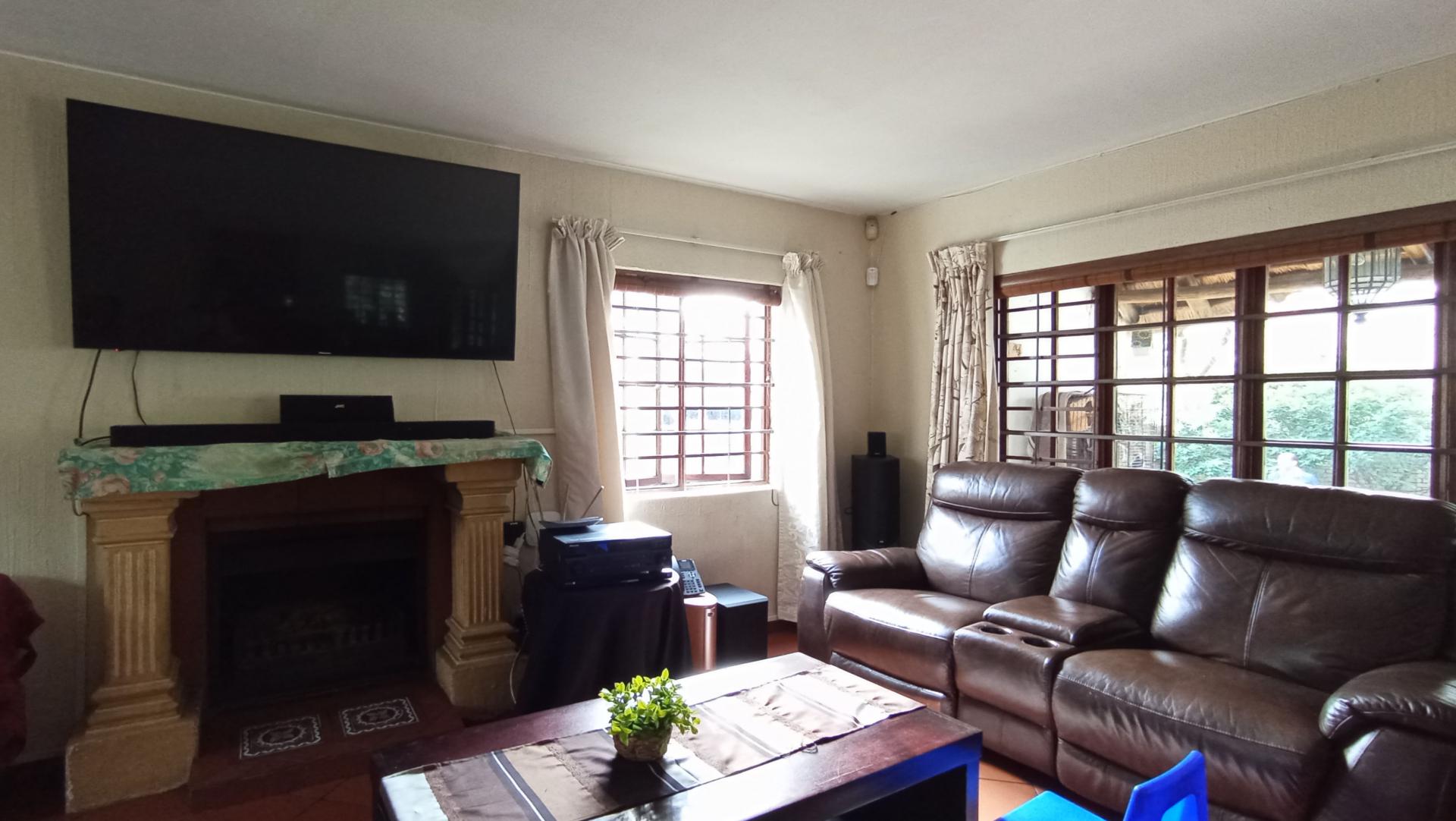 Lounges - 13 square meters of property in Buccleuch