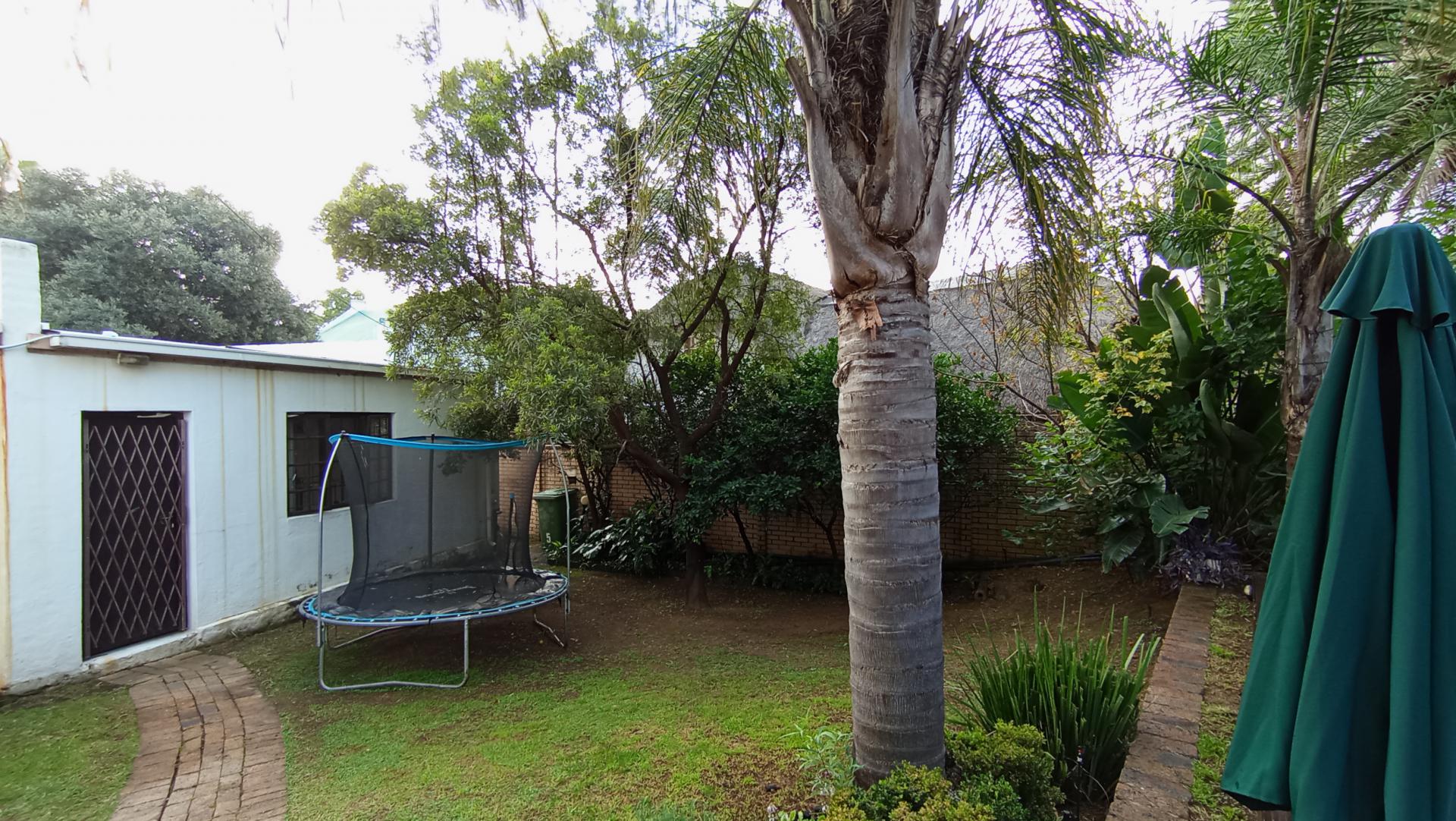 Lounges - 13 square meters of property in Buccleuch