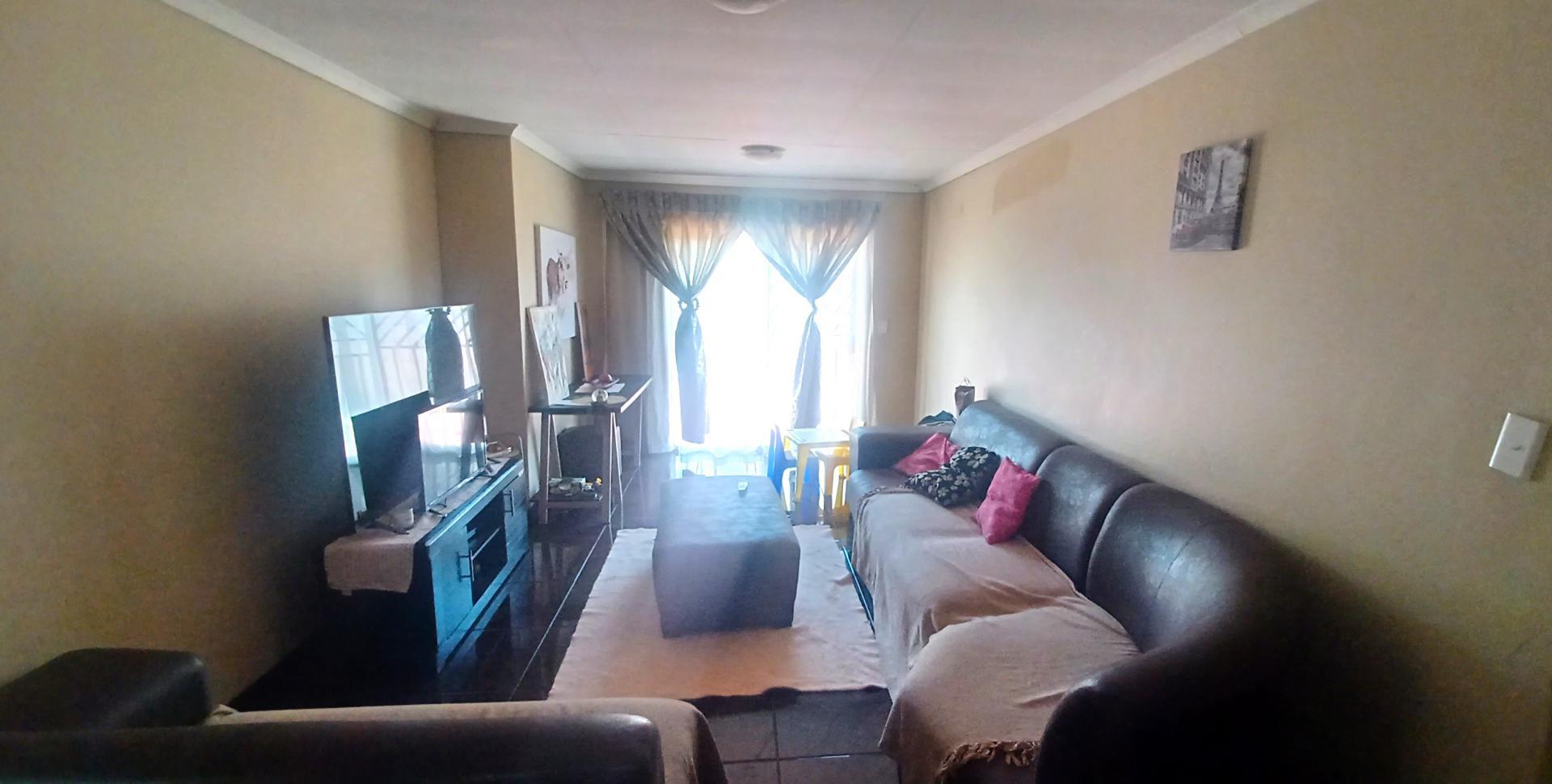 Lounges - 24 square meters of property in Chantelle