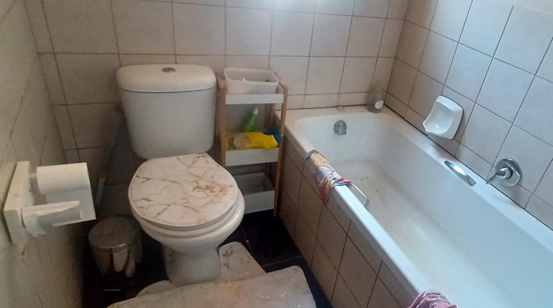 Bathroom 1 - 4 square meters of property in Chantelle