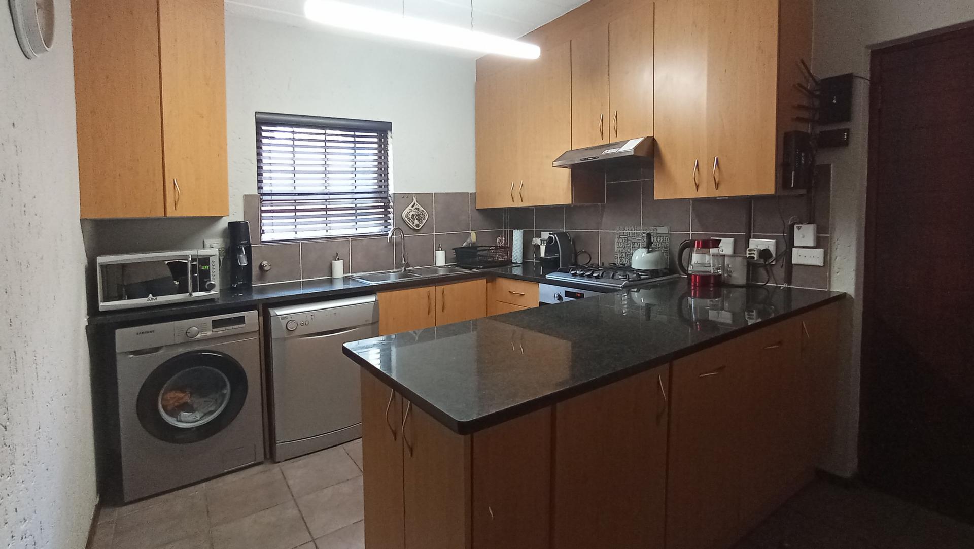 Kitchen - 11 square meters of property in Douglasdale