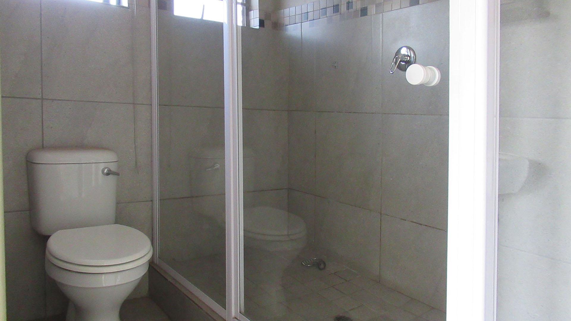 Main Bathroom - 5 square meters of property in Albertsdal