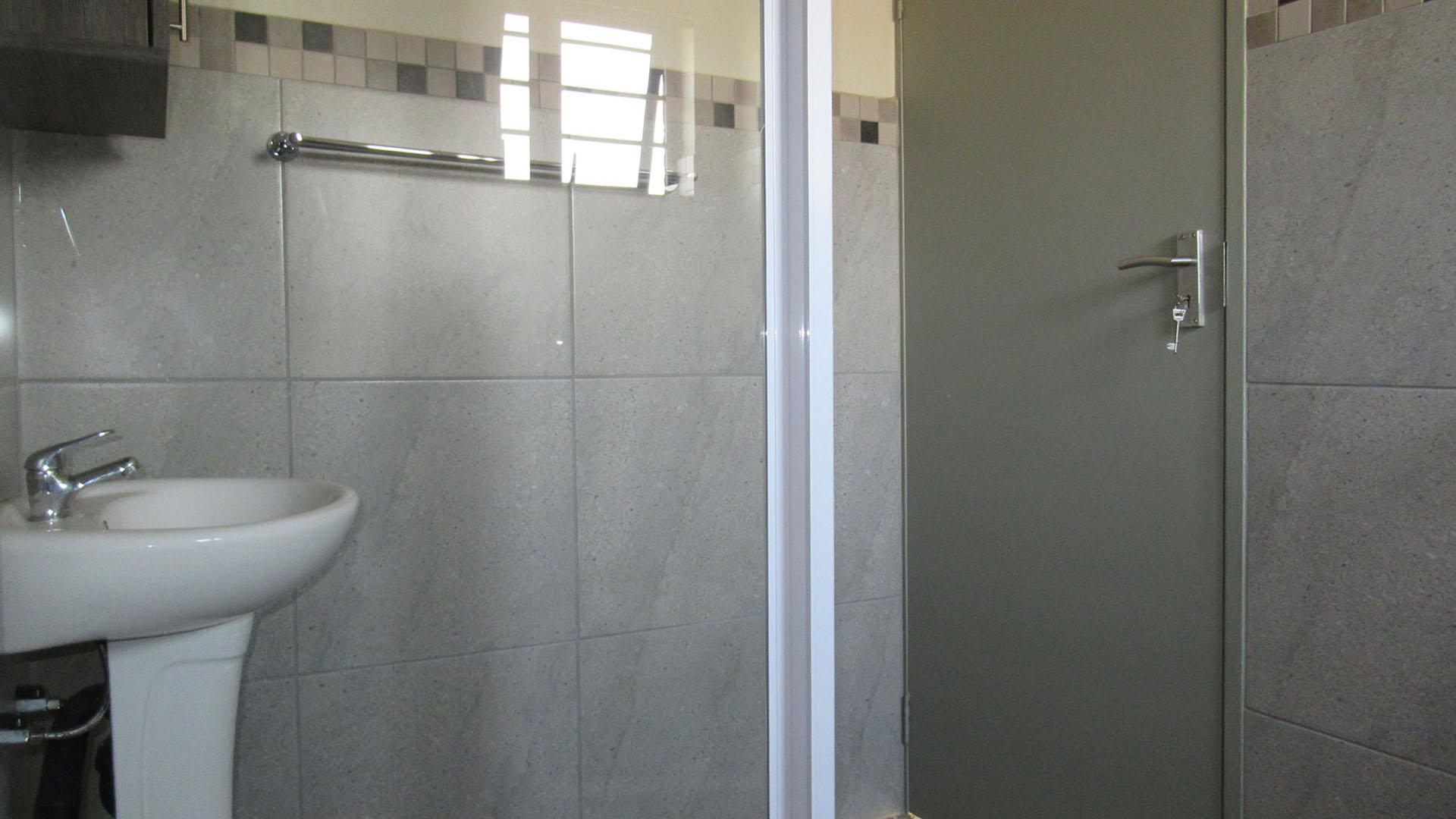 Main Bathroom - 5 square meters of property in Albertsdal