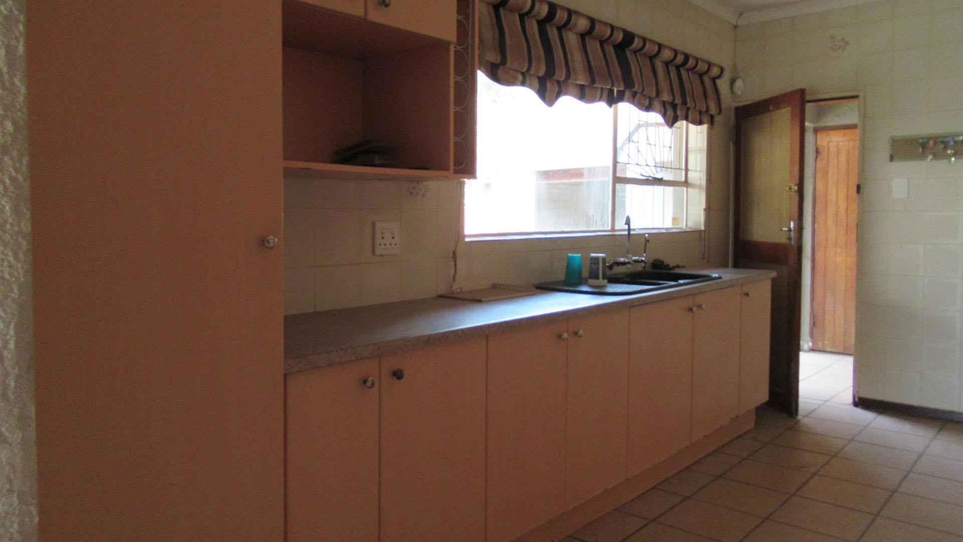 Kitchen - 19 square meters of property in Oberholzer