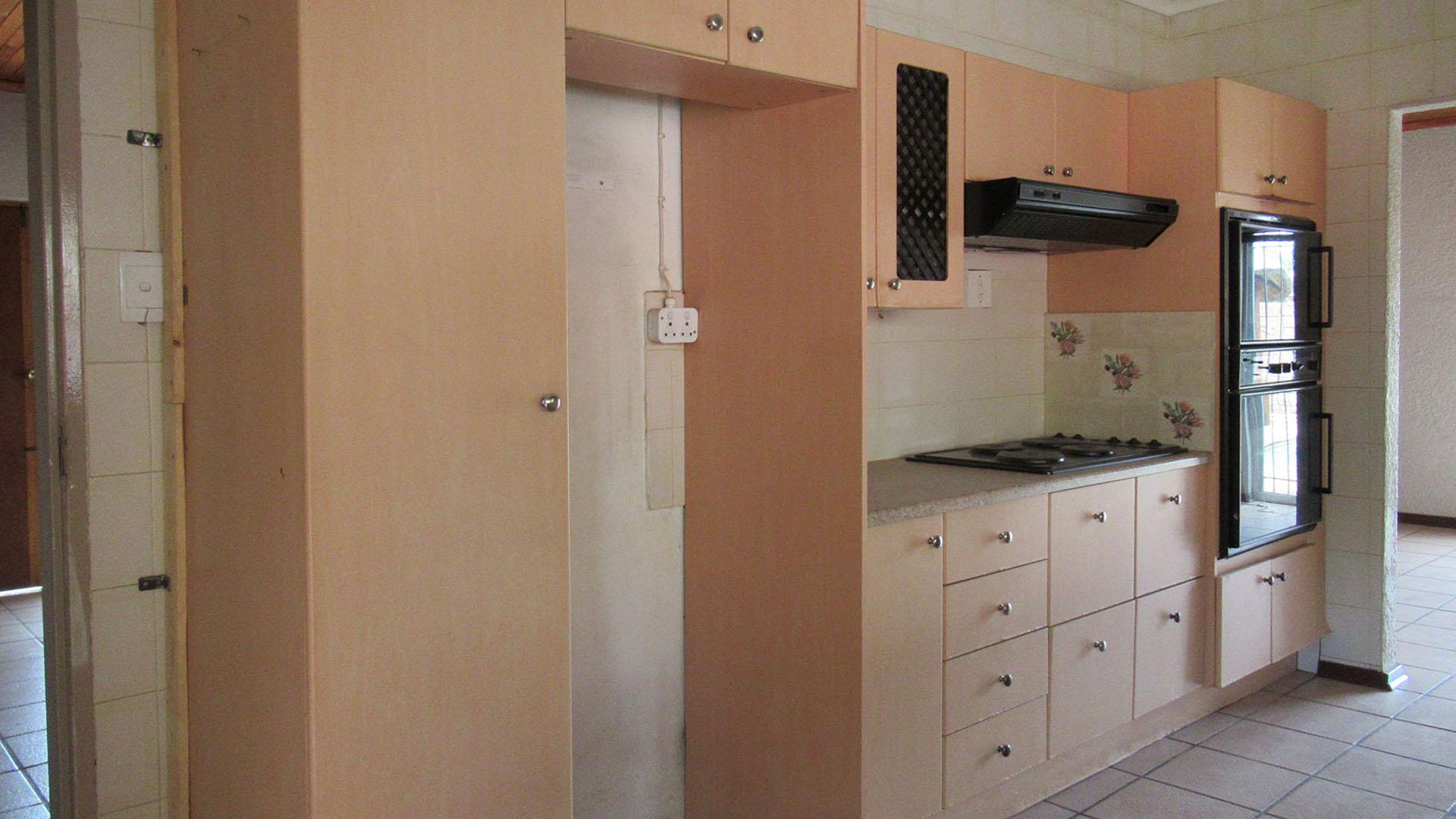 Kitchen - 19 square meters of property in Oberholzer