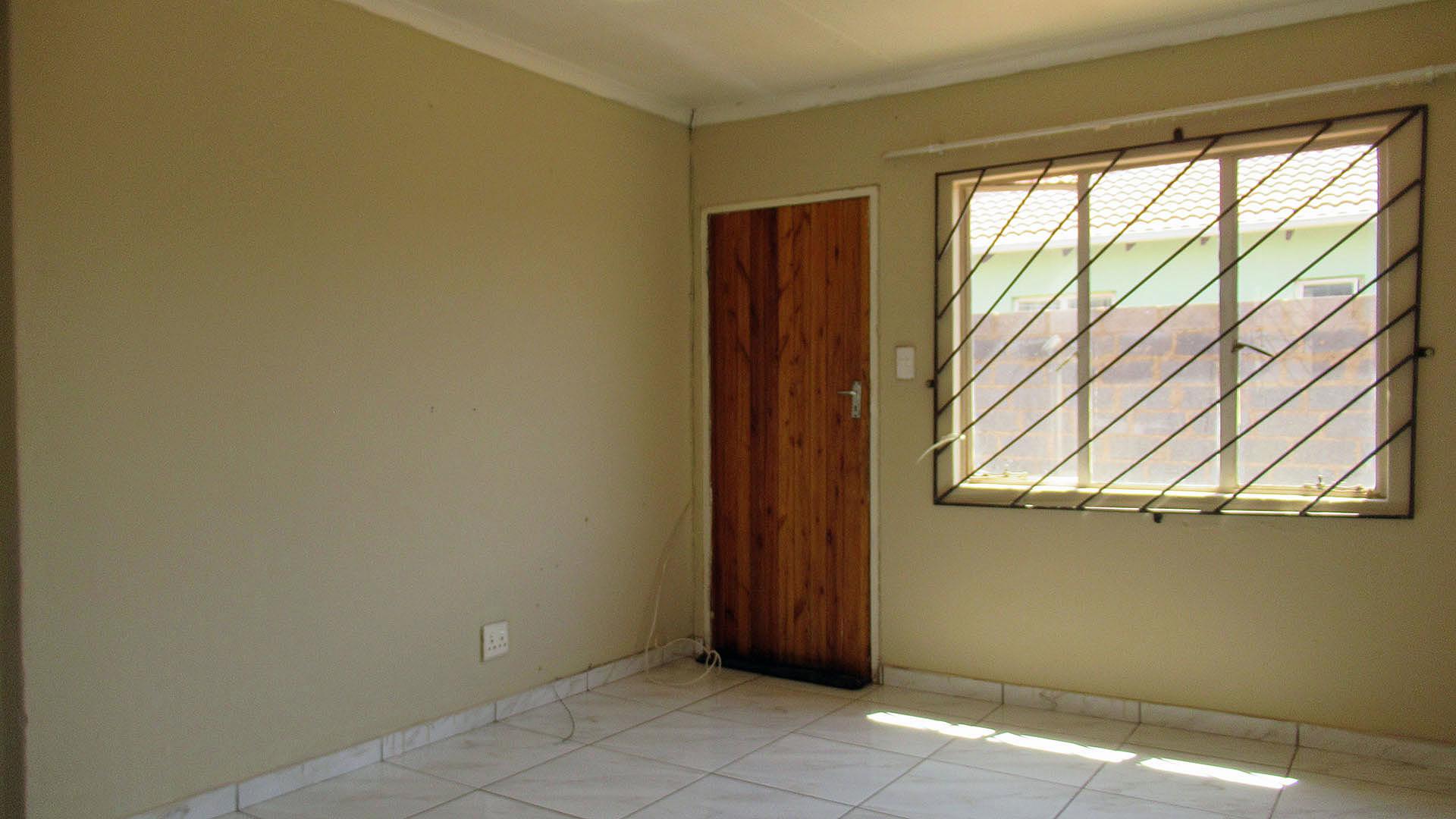 Lounges - 15 square meters of property in Protea Glen