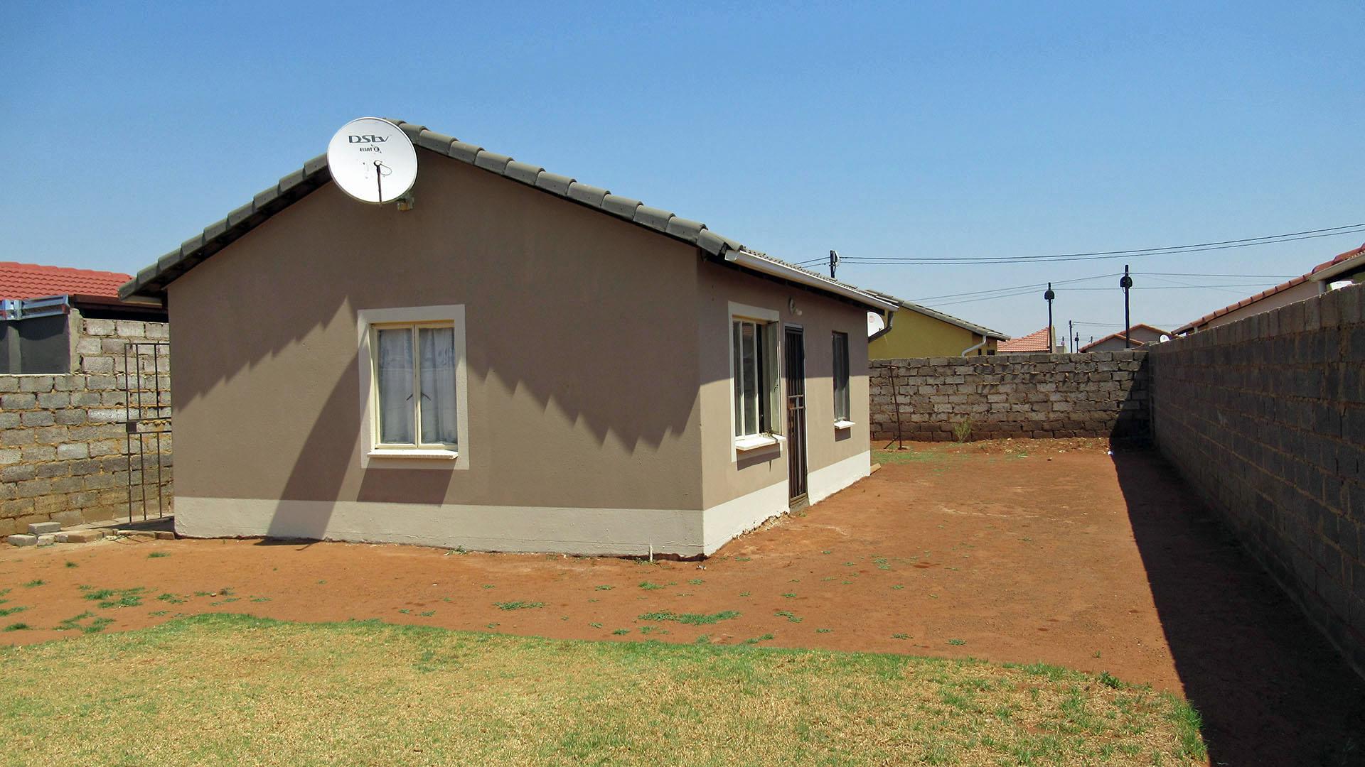 Front View of property in Protea Glen