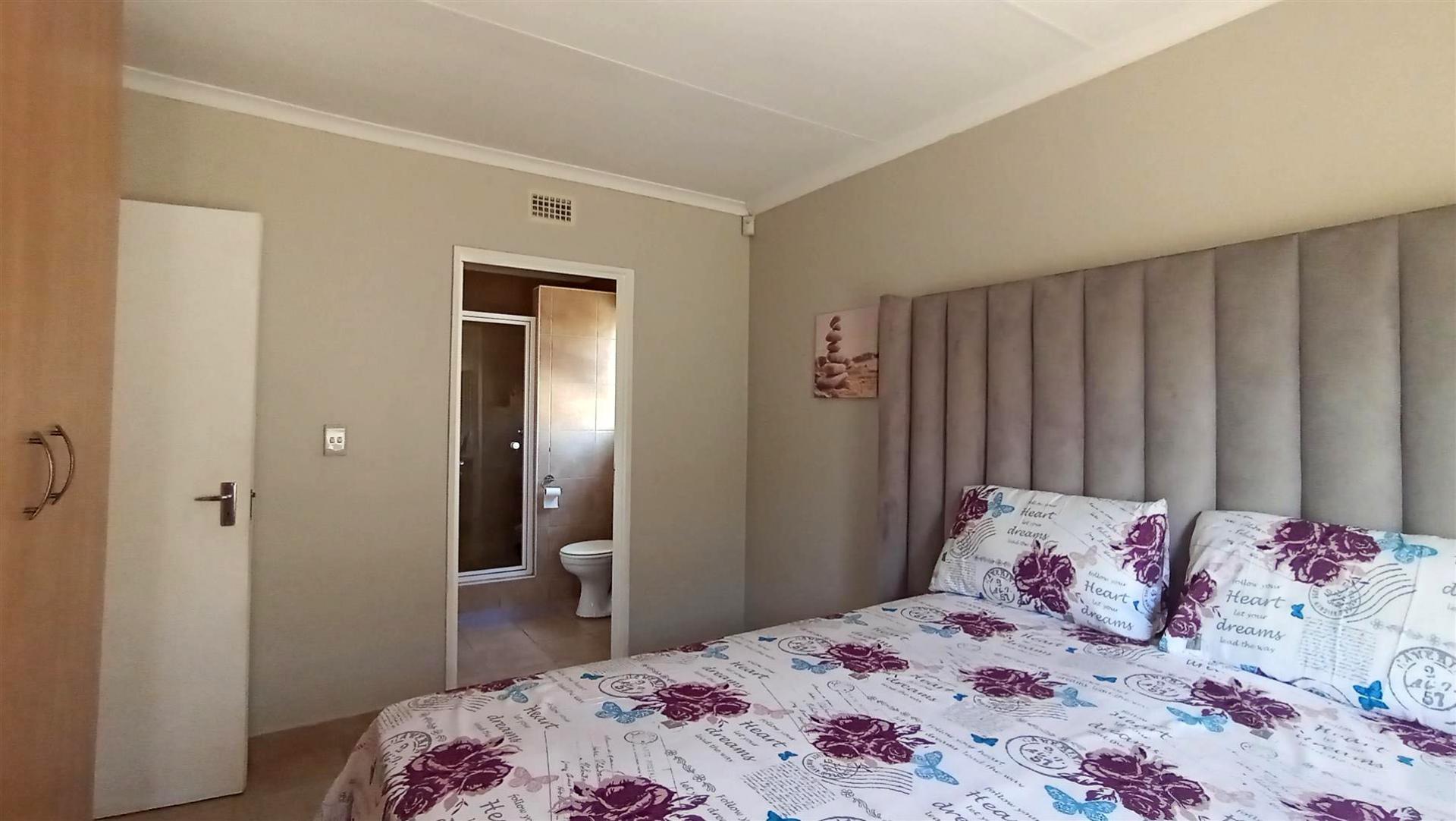 Main Bedroom - 13 square meters of property in Olievenhoutbos
