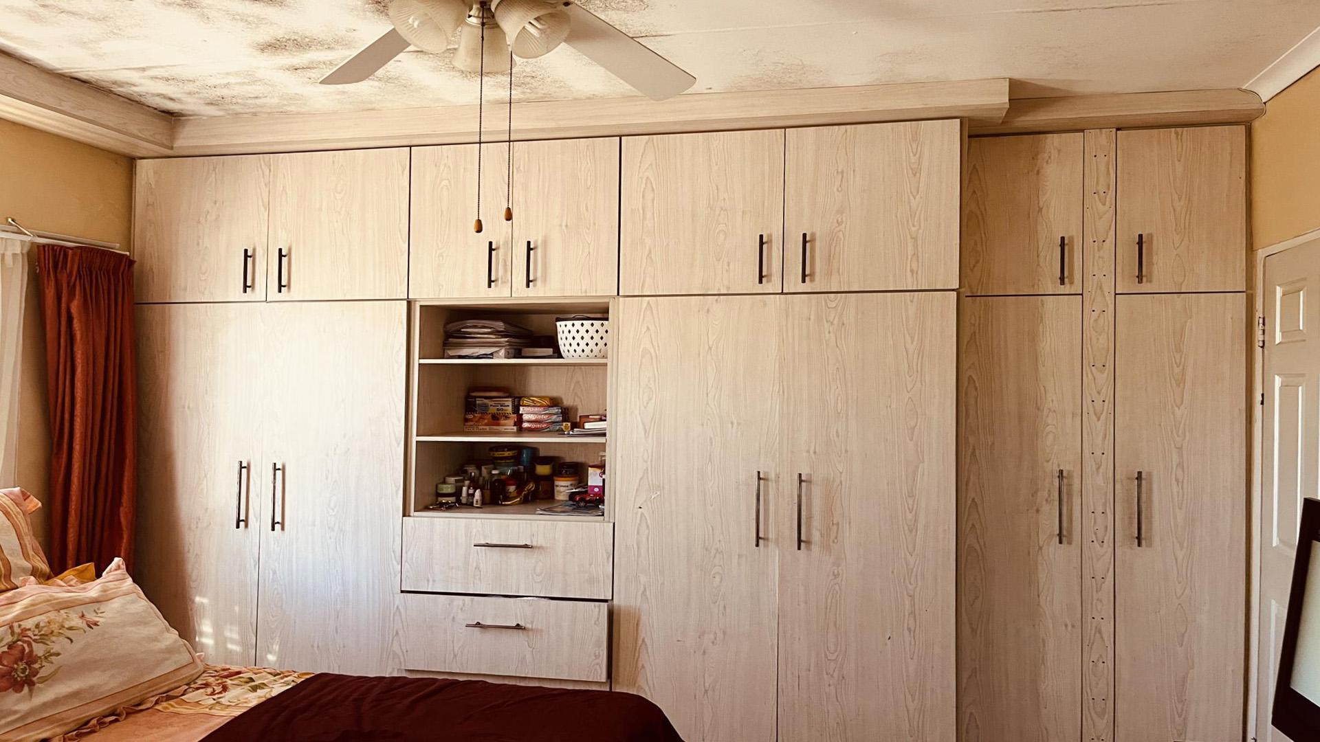 Main Bedroom of property in Dundee