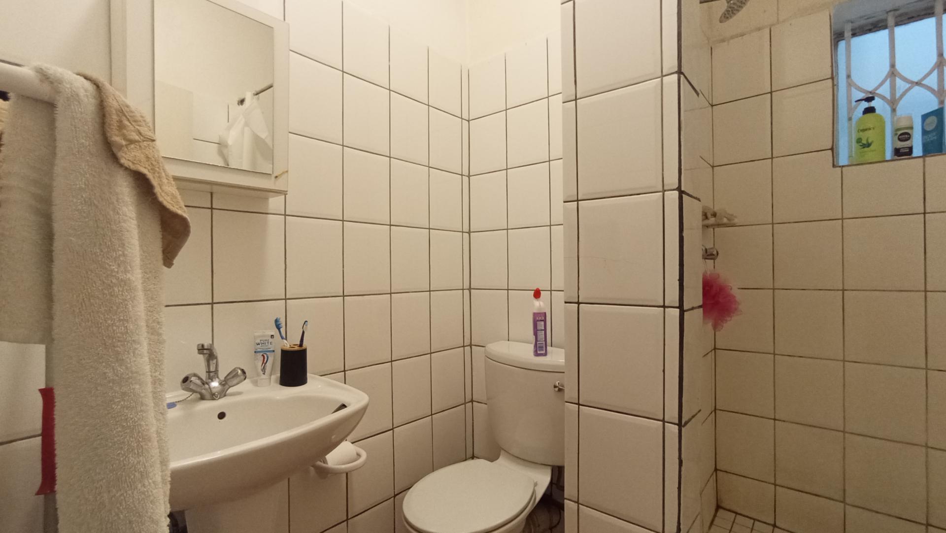 Bathroom 1 - 4 square meters of property in Waterkloof Glen