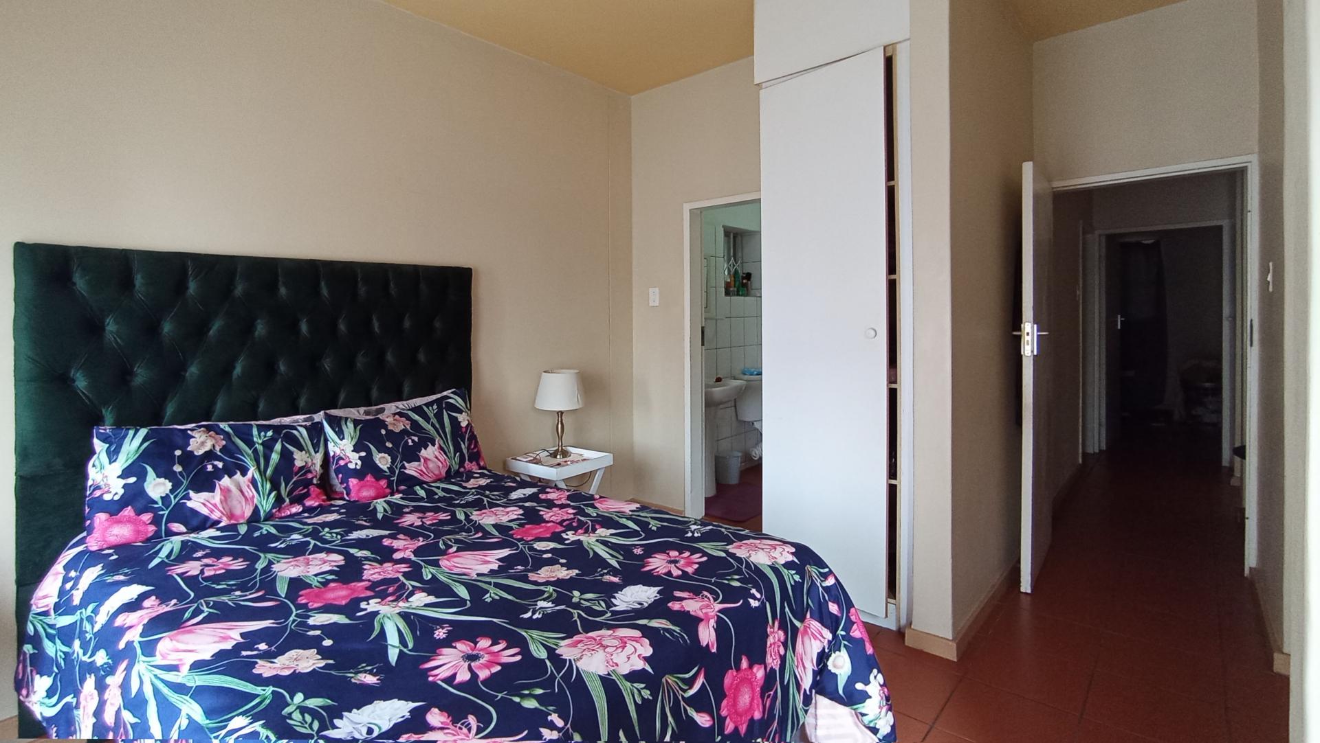 Main Bedroom - 14 square meters of property in Waterkloof Glen