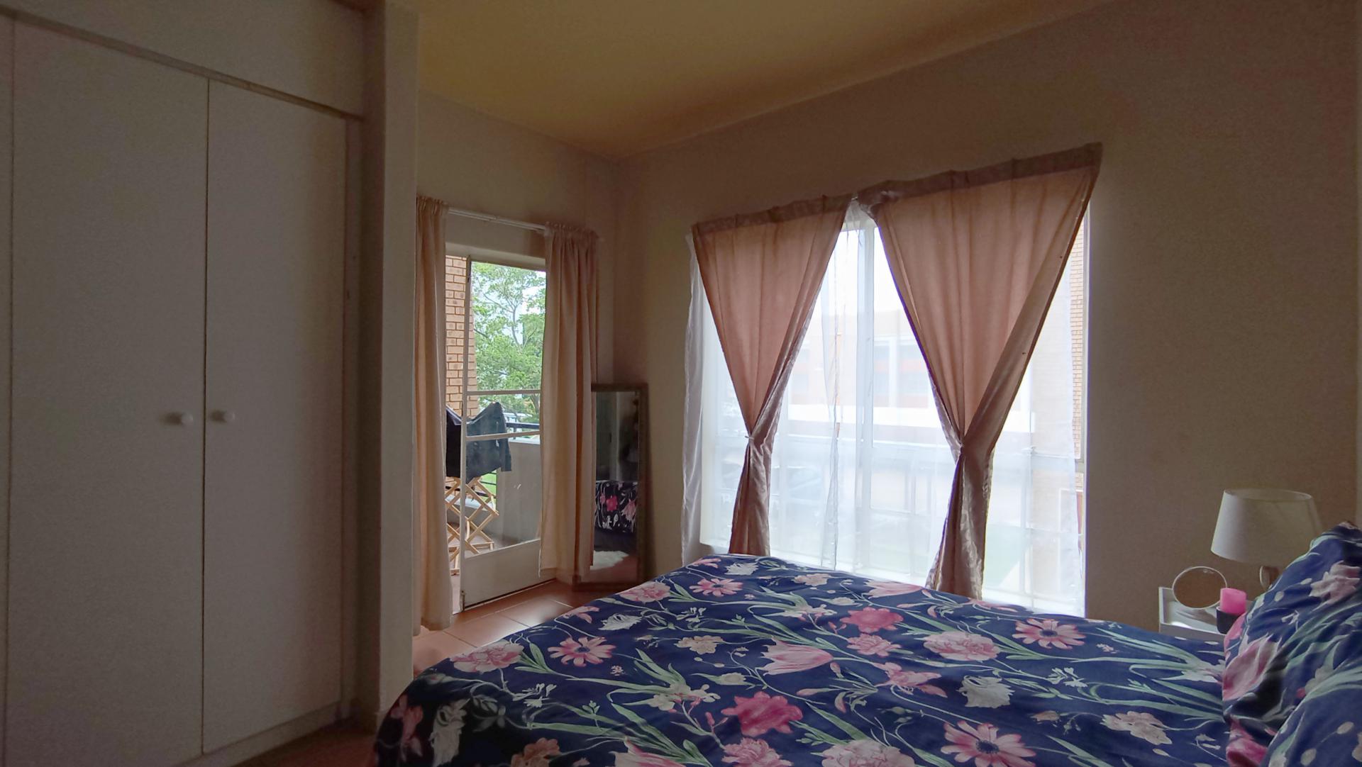 Main Bedroom - 14 square meters of property in Waterkloof Glen