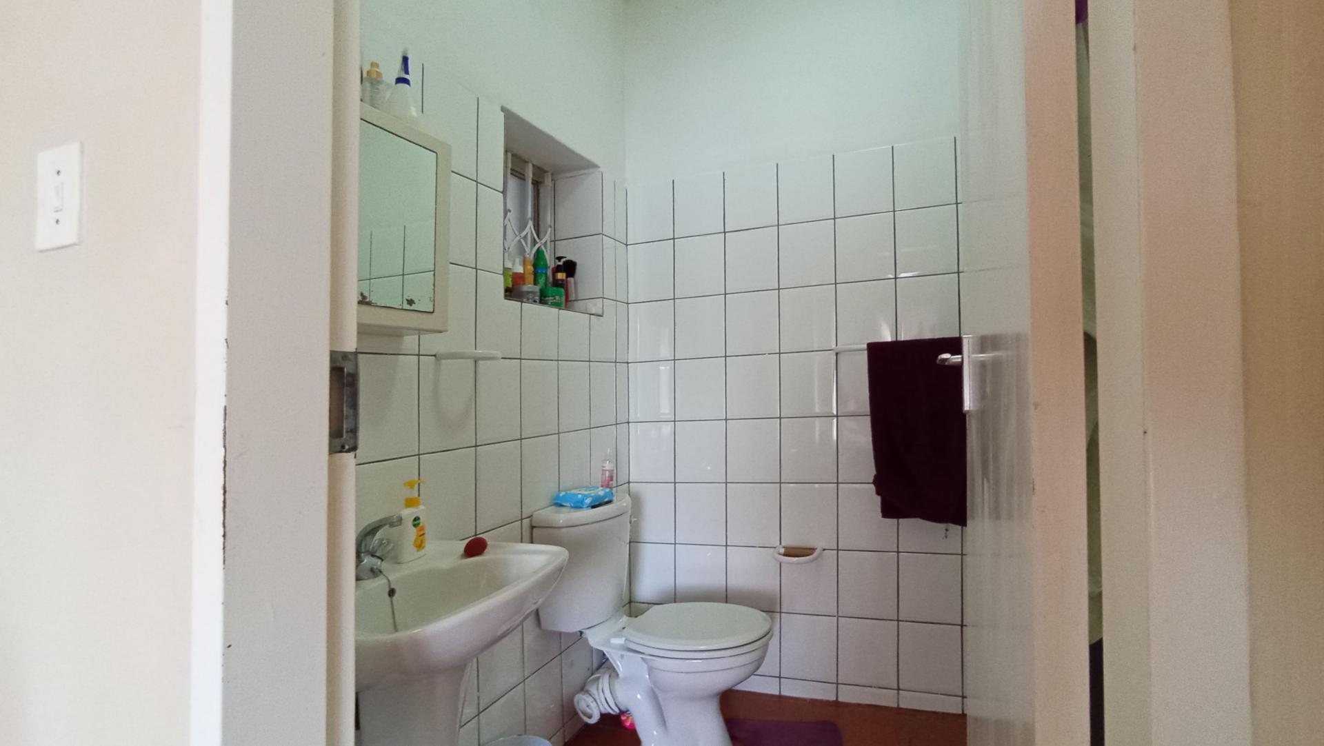 Main Bathroom - 4 square meters of property in Waterkloof Glen