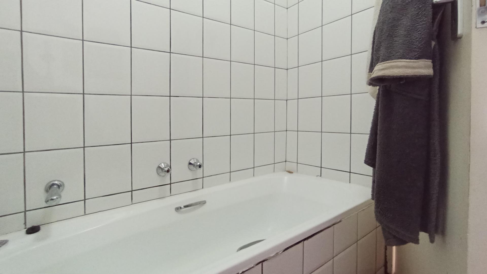 Main Bathroom - 4 square meters of property in Waterkloof Glen