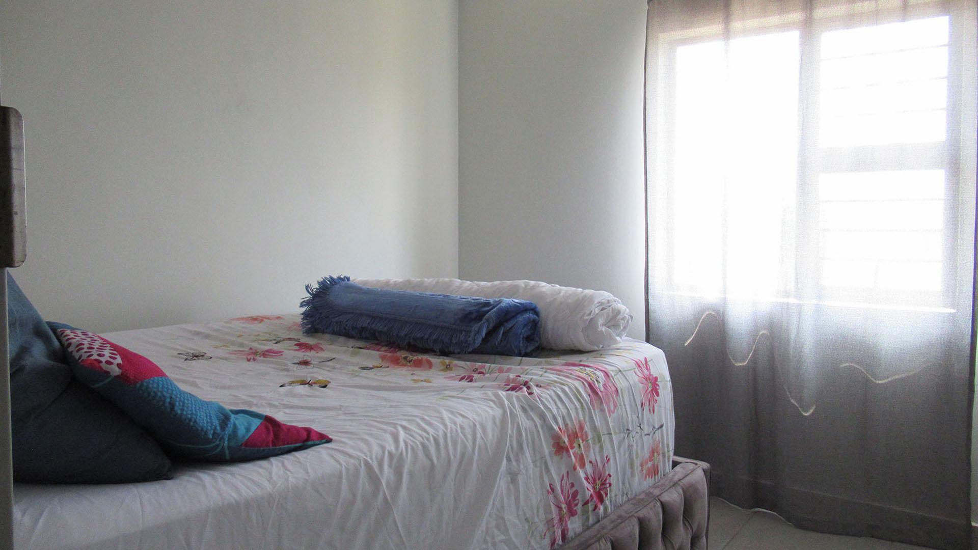 Bed Room 1 - 11 square meters of property in Mindalore