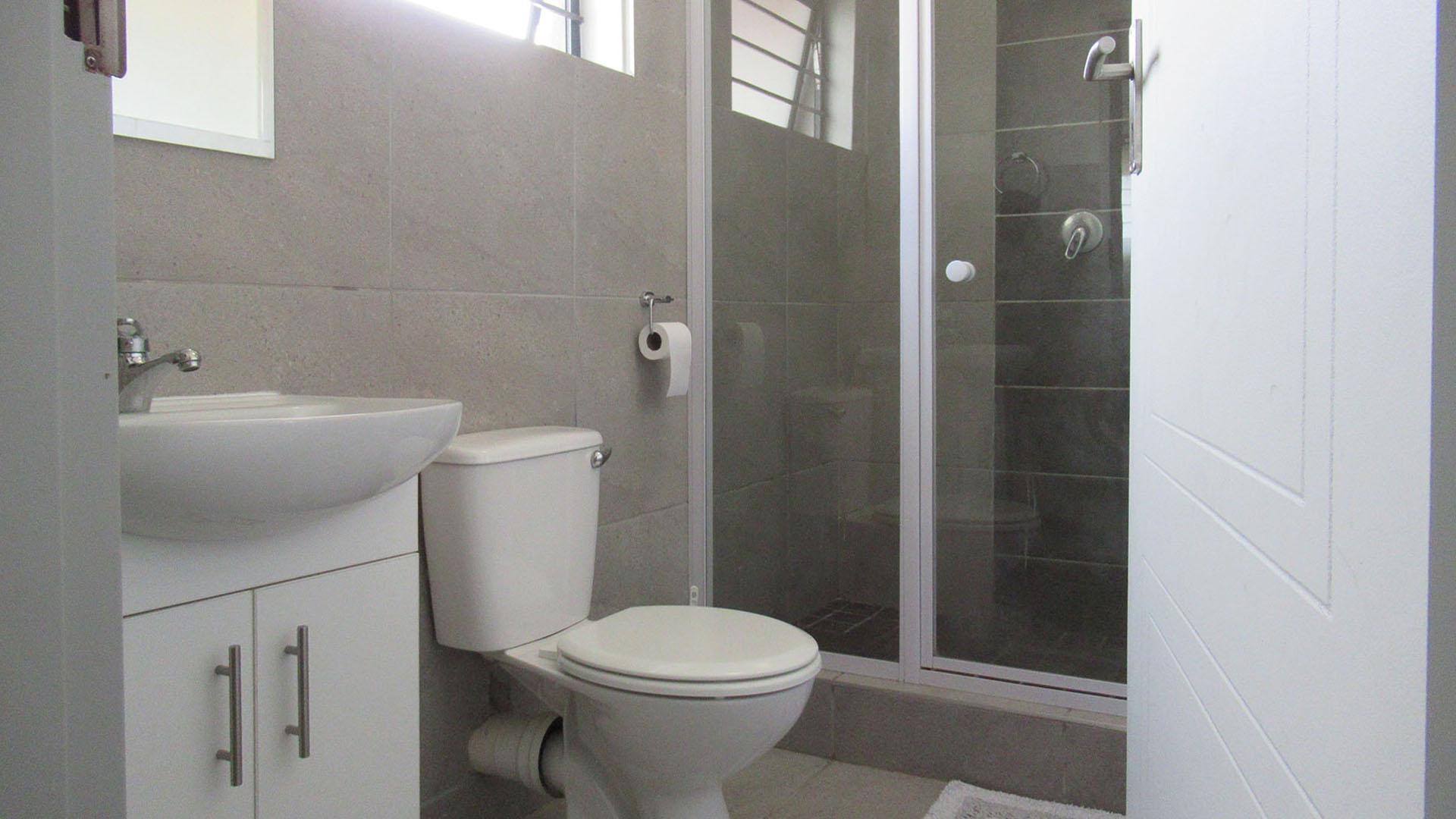 Main Bathroom - 5 square meters of property in Mindalore
