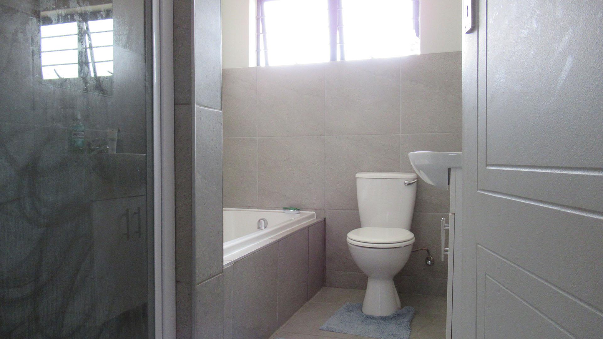 Bathroom 1 - 7 square meters of property in Mindalore