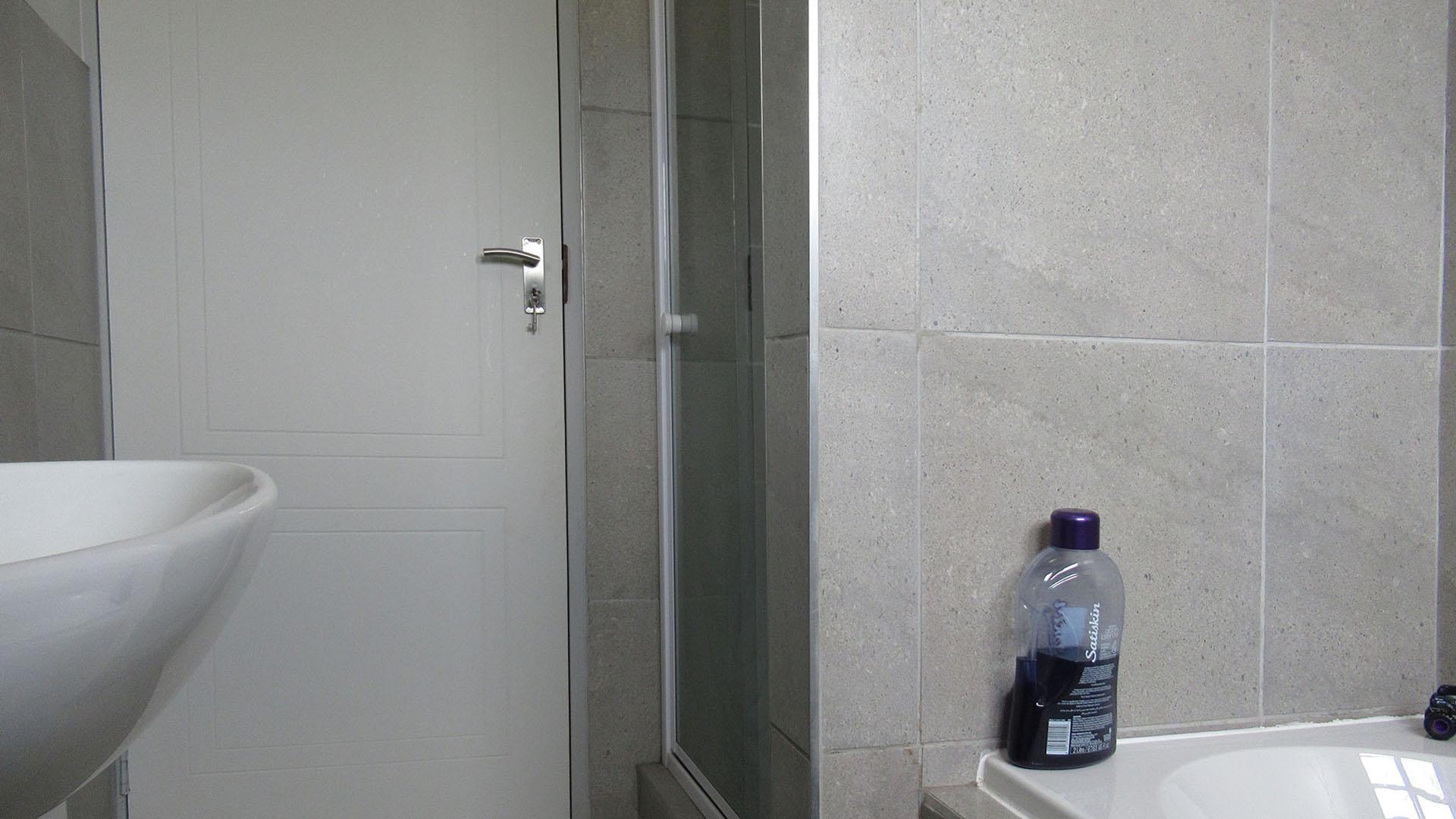 Bathroom 1 - 7 square meters of property in Mindalore