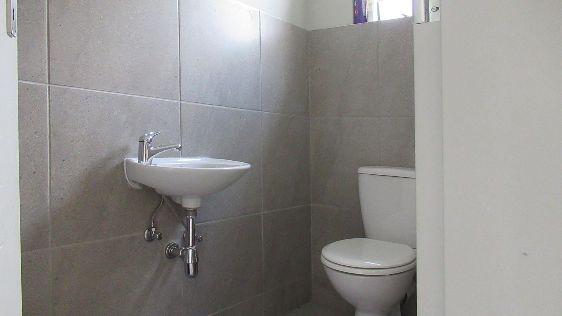 Guest Toilet - 2 square meters of property in Mindalore