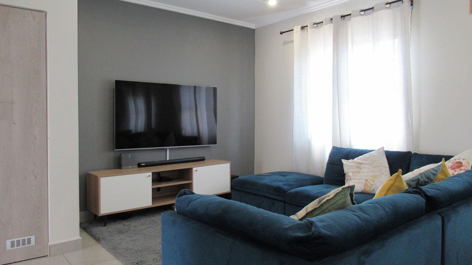 Lounges - 15 square meters of property in Mindalore