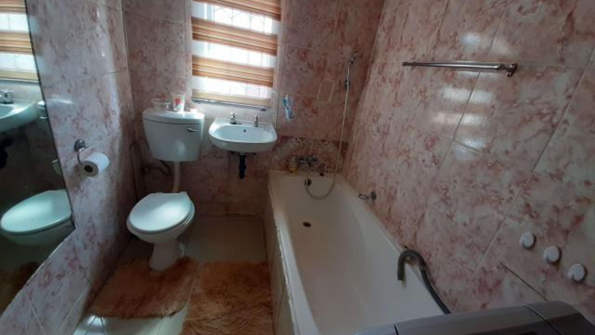 Bathroom 1 - 4 square meters of property in Glen Ridge (Gauteng - West)