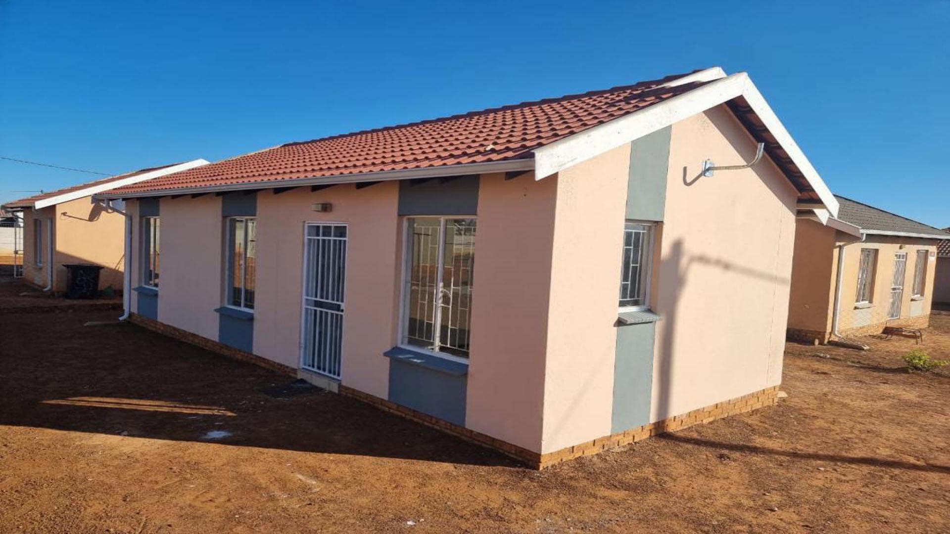 Front View of property in Savanna City