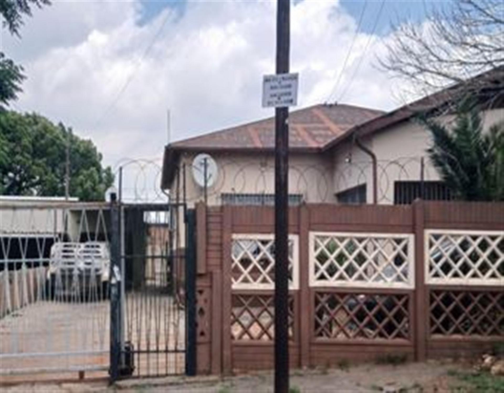Front View of property in Primrose