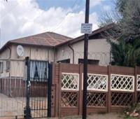 Front View of property in Primrose
