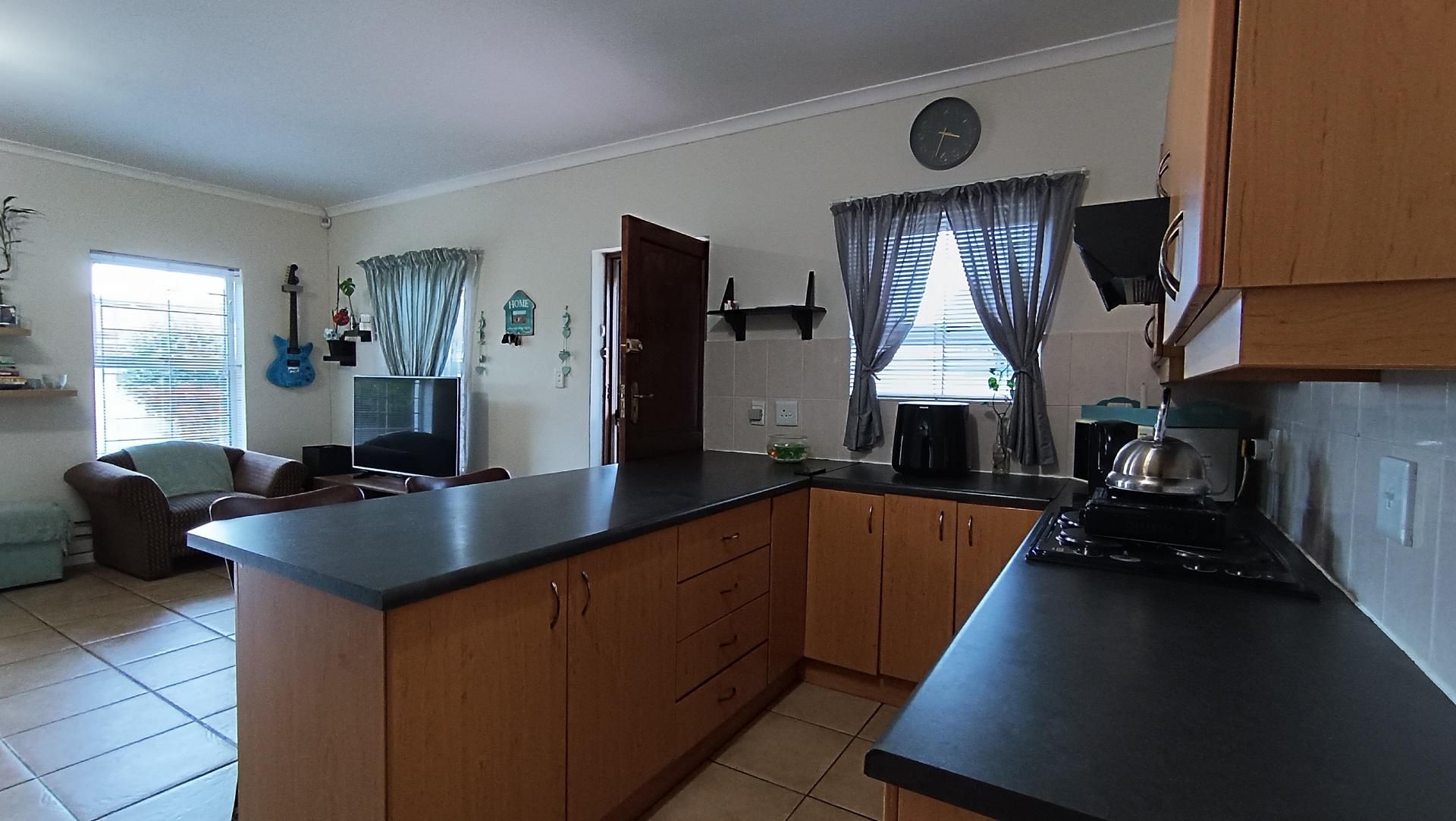 Kitchen - 11 square meters of property in Brackenfell South