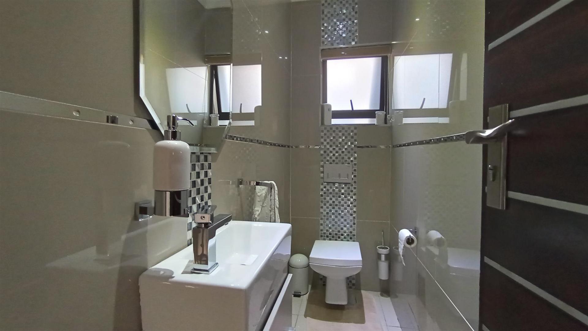 Guest Toilet - 3 square meters of property in Montana Tuine