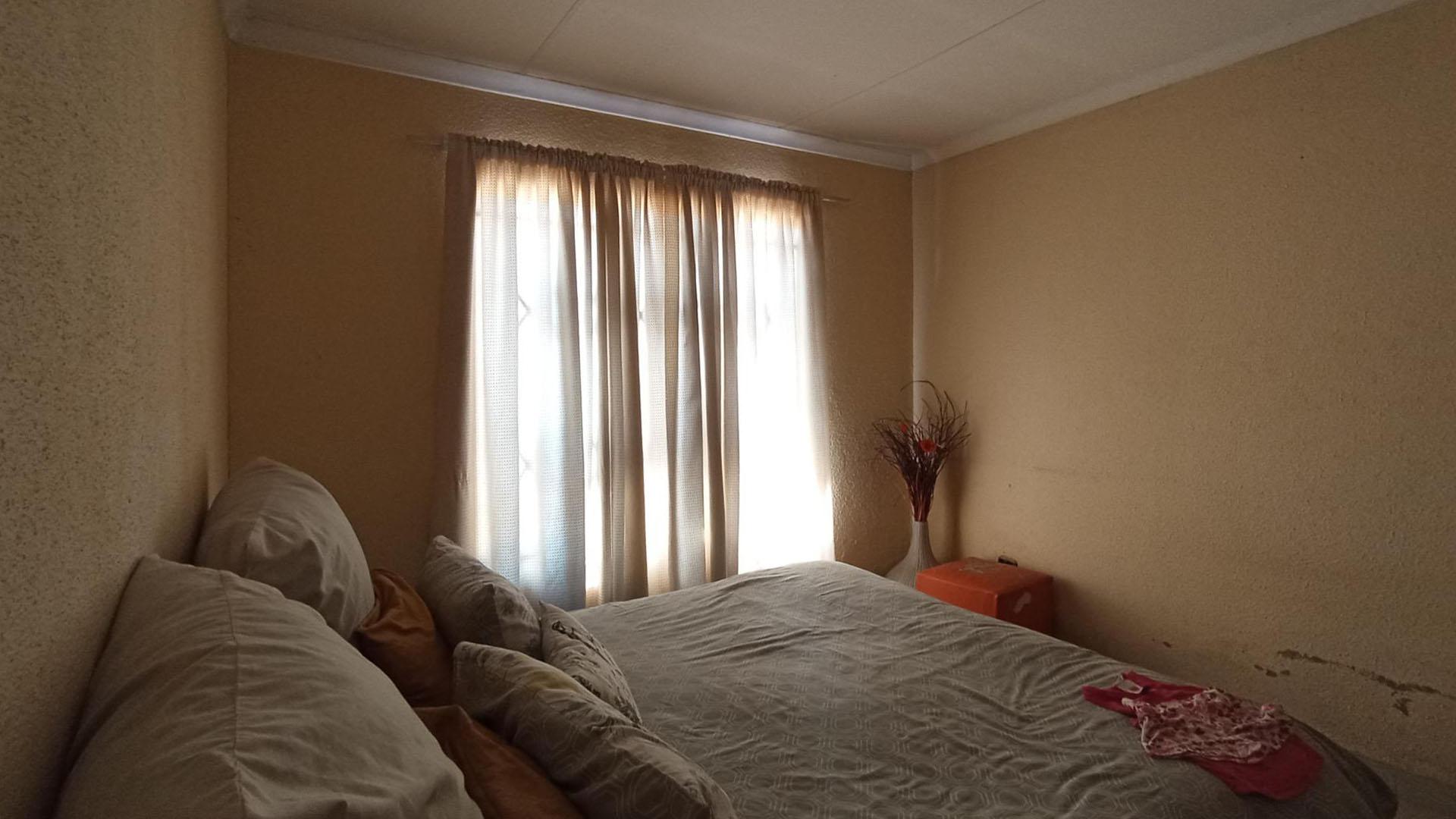 Main Bedroom - 11 square meters of property in Mahube Valley
