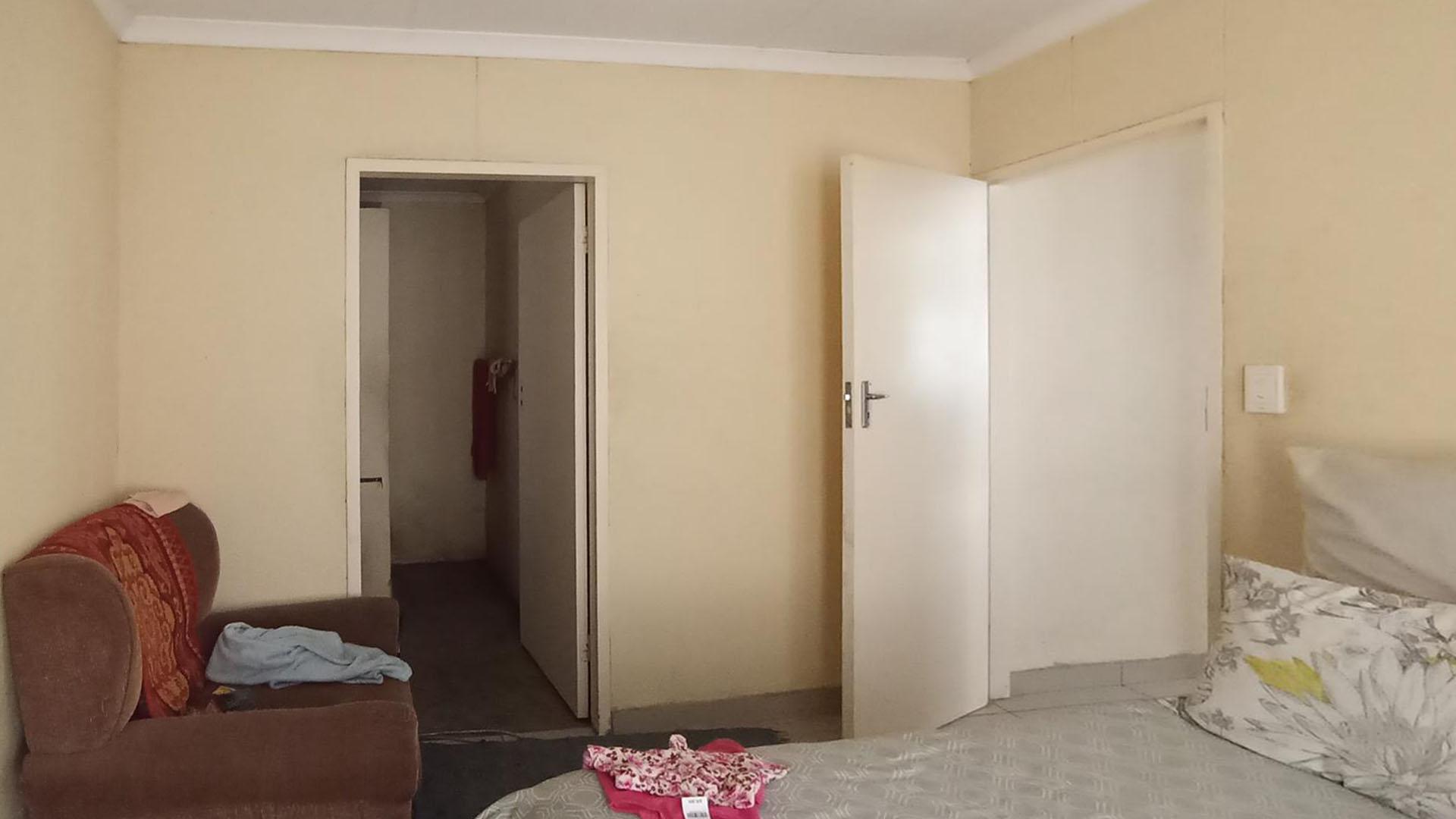Main Bedroom - 11 square meters of property in Mahube Valley