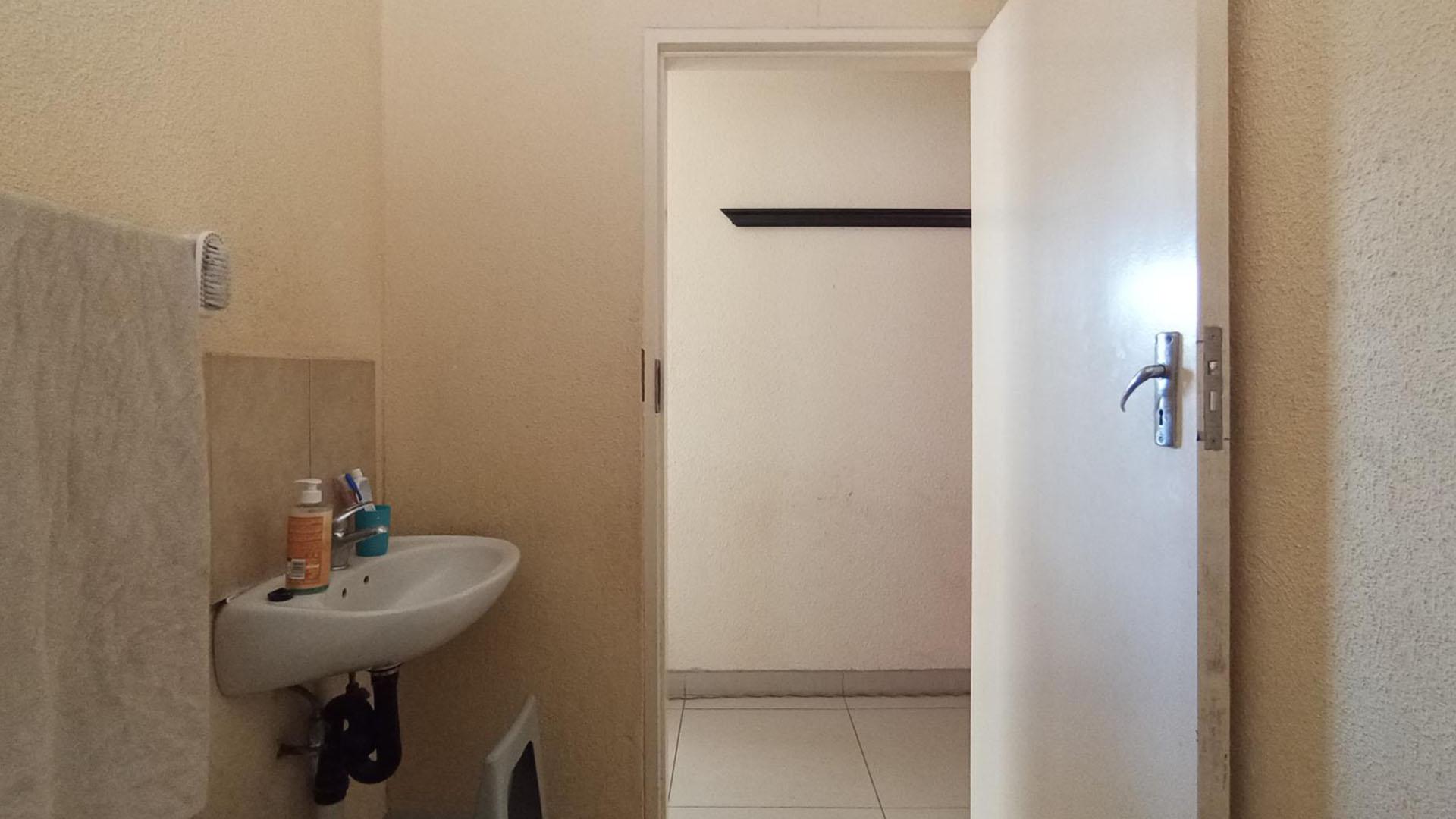 Bathroom 1 - 4 square meters of property in Mahube Valley