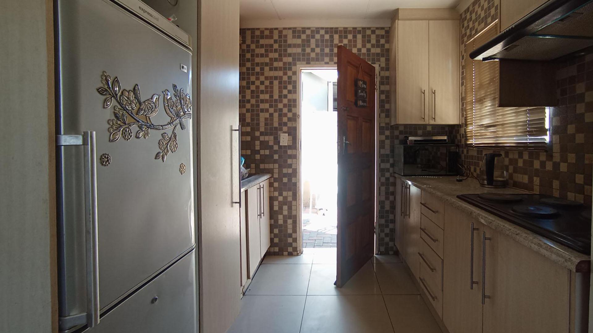 Kitchen - 7 square meters of property in Mahube Valley