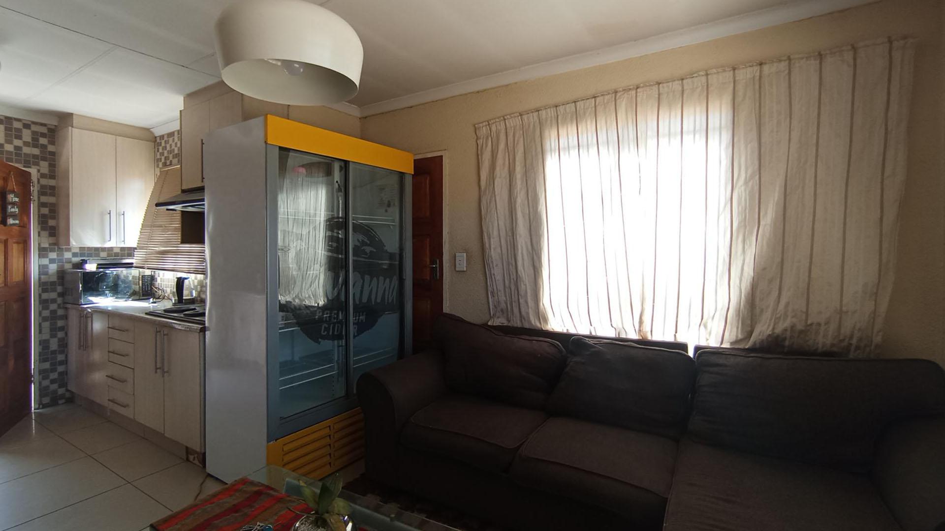 Lounges - 14 square meters of property in Mahube Valley