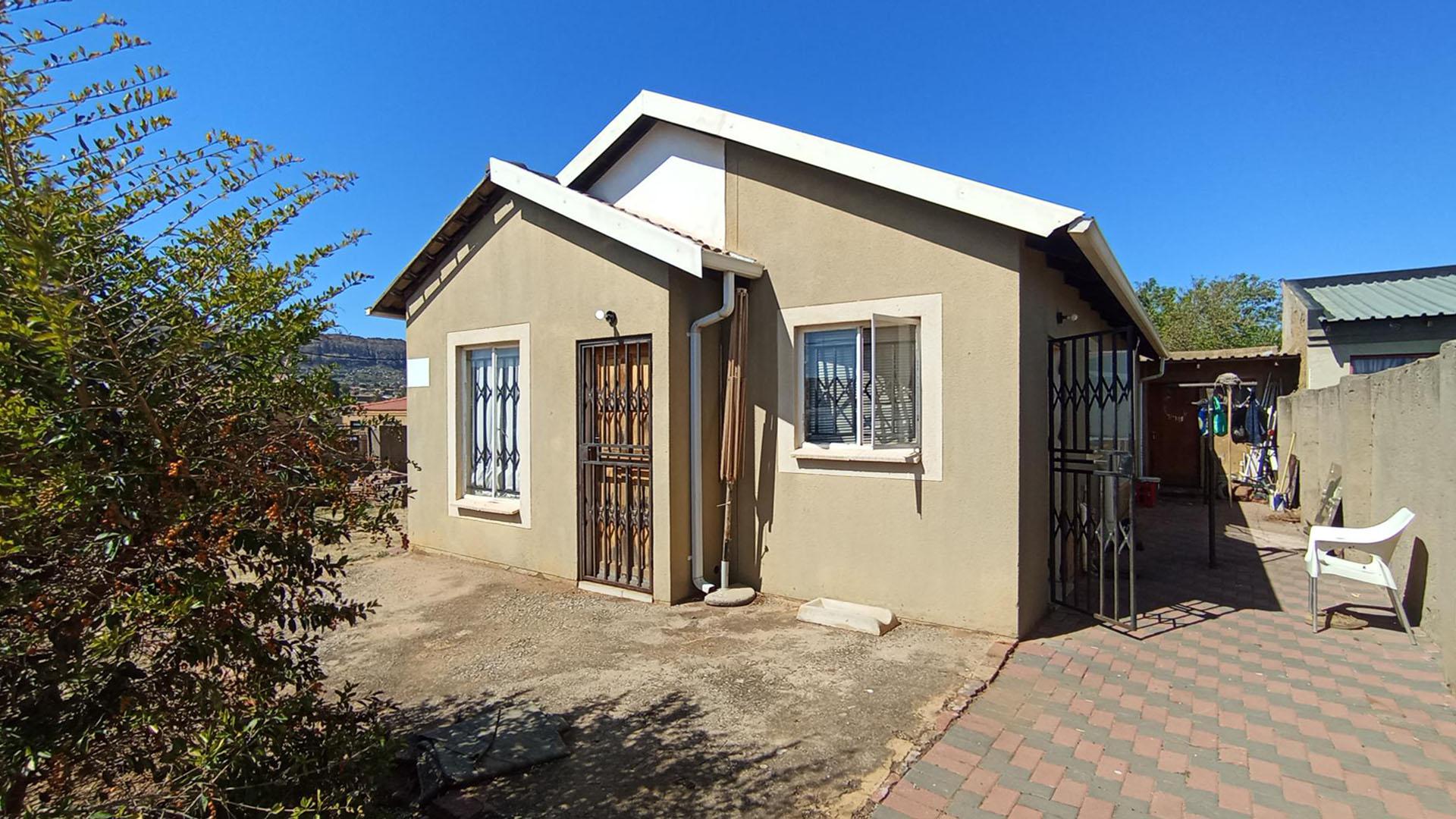 Front View of property in Mahube Valley