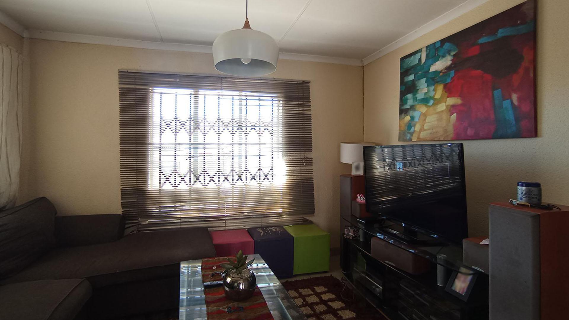 Lounges - 14 square meters of property in Mahube Valley